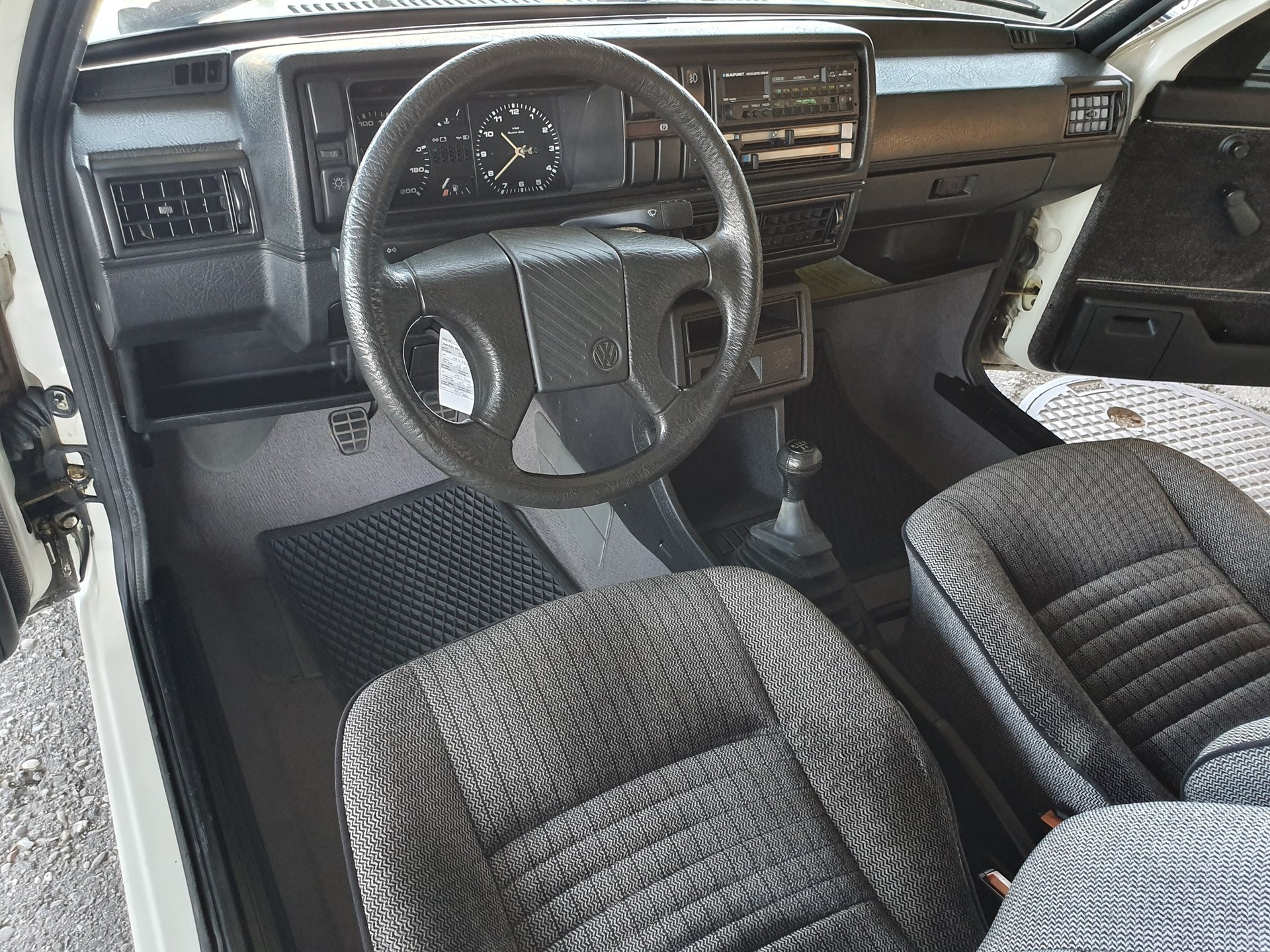 VW Golf 1600 CL Swiss Champ.-image-8