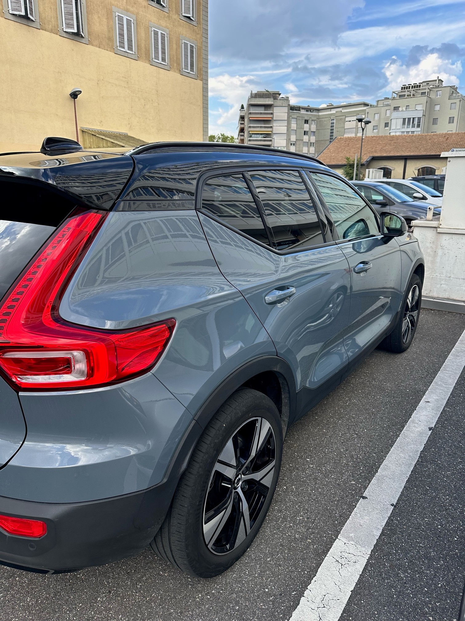 VOLVO XC40 P8 AWD Pure Electric R-Design-image-2