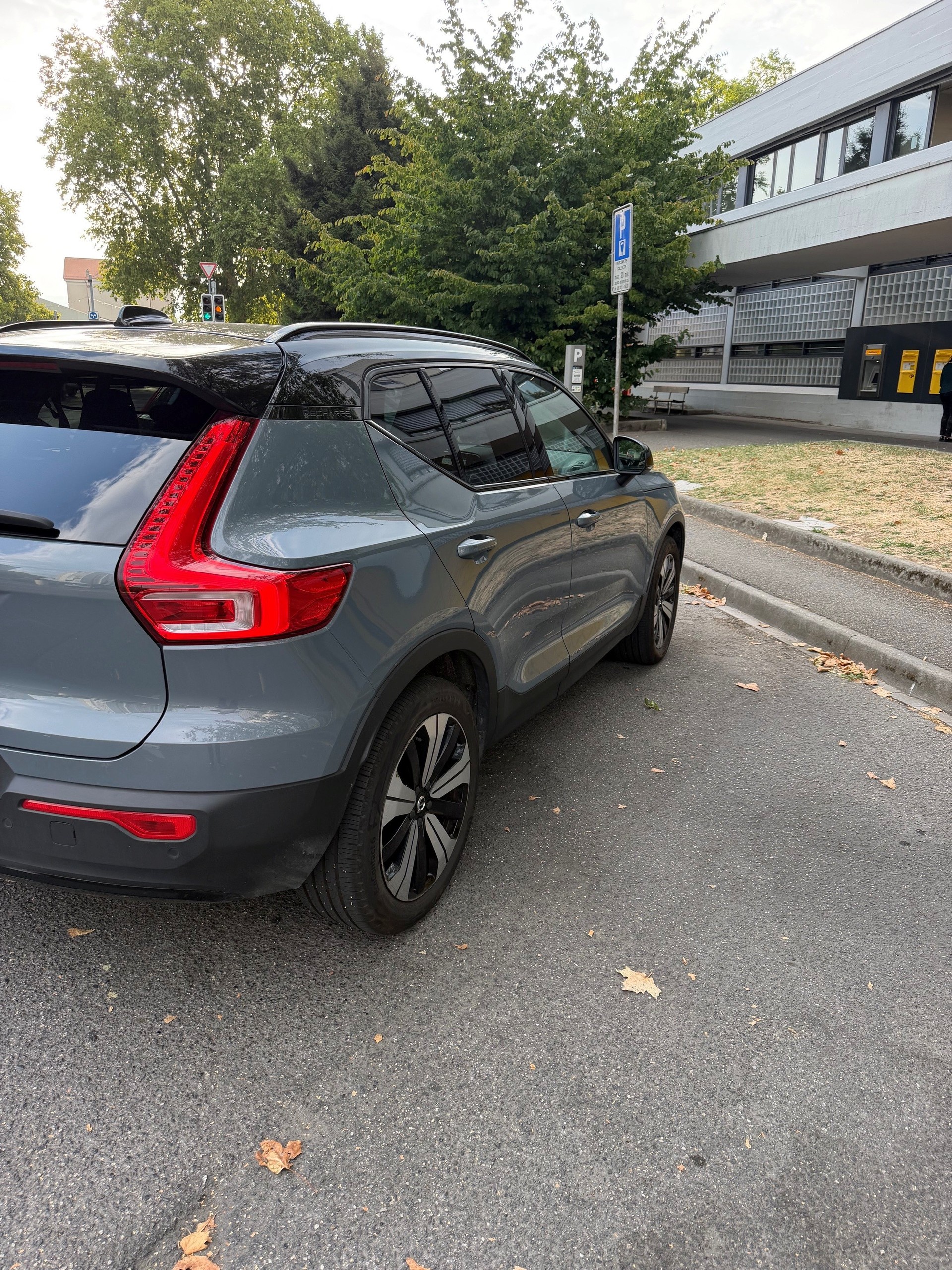 VOLVO XC40 P8 AWD Pure Electric R-Design-image-4