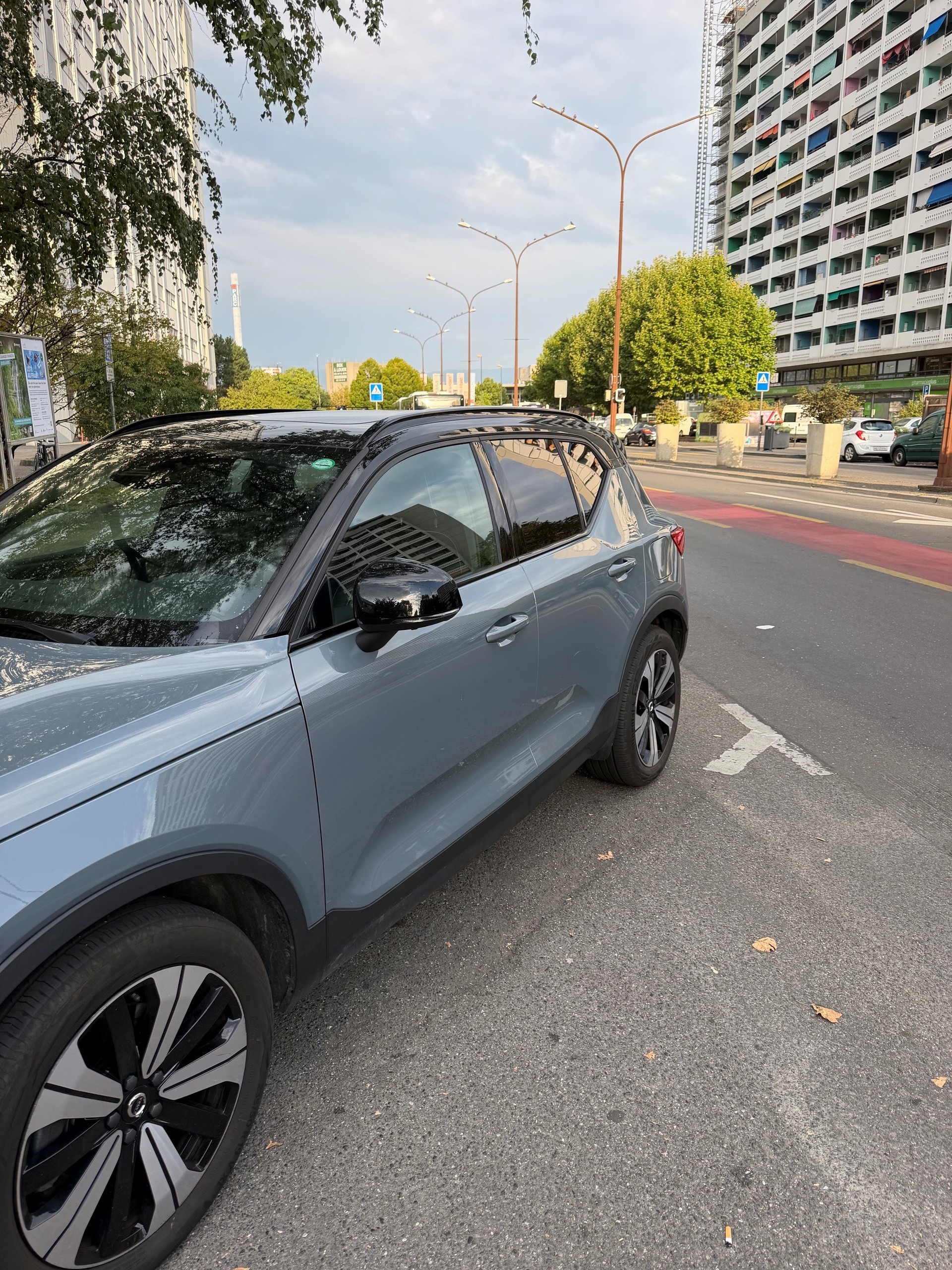 VOLVO XC40 P8 AWD Pure Electric R-Design-image-5