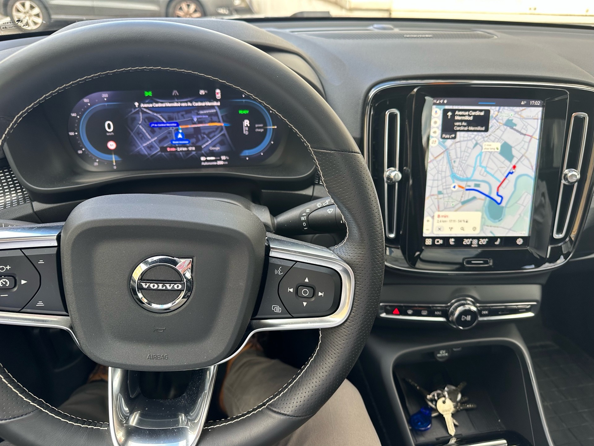 VOLVO XC40 P8 AWD Pure Electric R-Design-image-3
