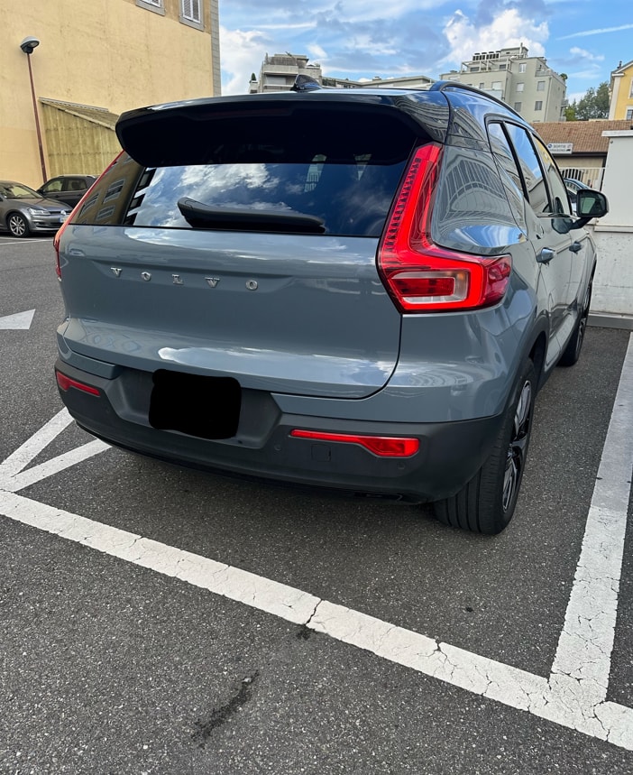 VOLVO XC40 P8 AWD Pure Electric R-Design-image-1