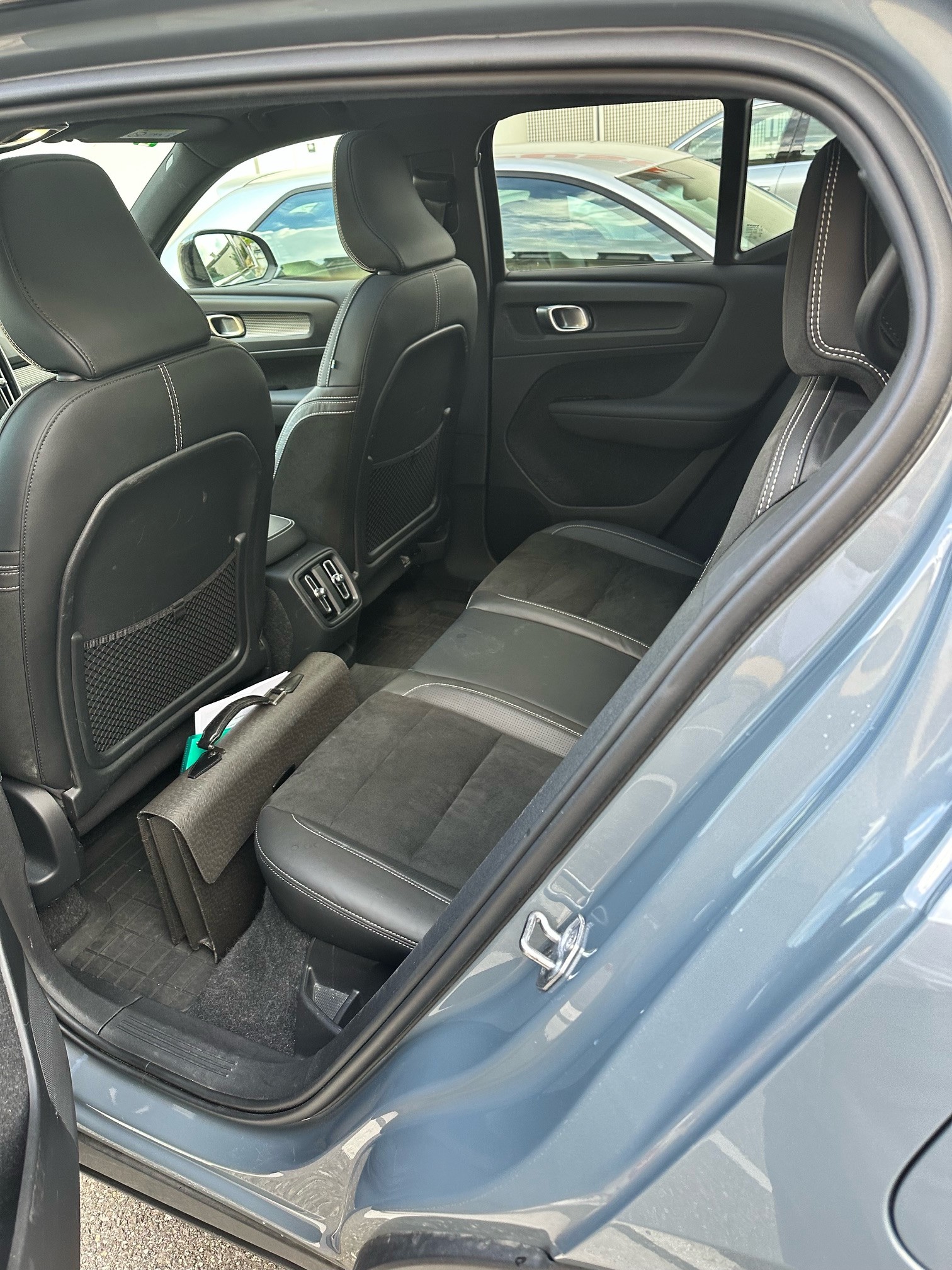 VOLVO XC40 P8 AWD Pure Electric R-Design-image-4