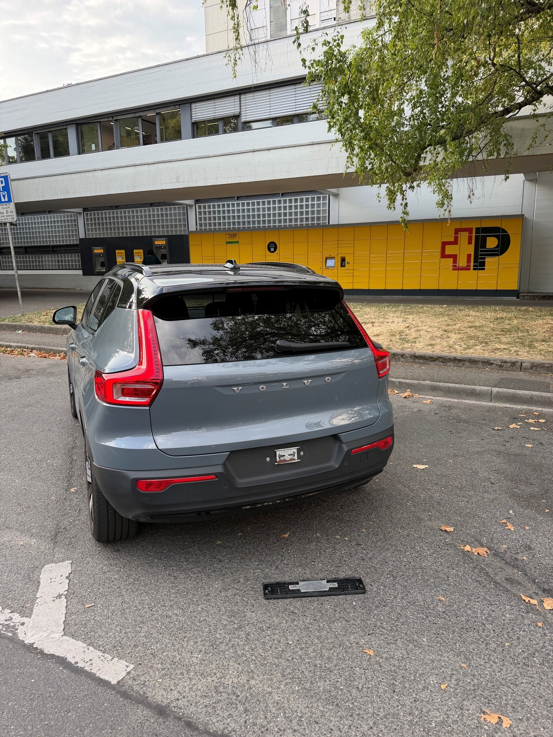 VOLVO XC40 P8 AWD Pure Electric R-Design-image-6