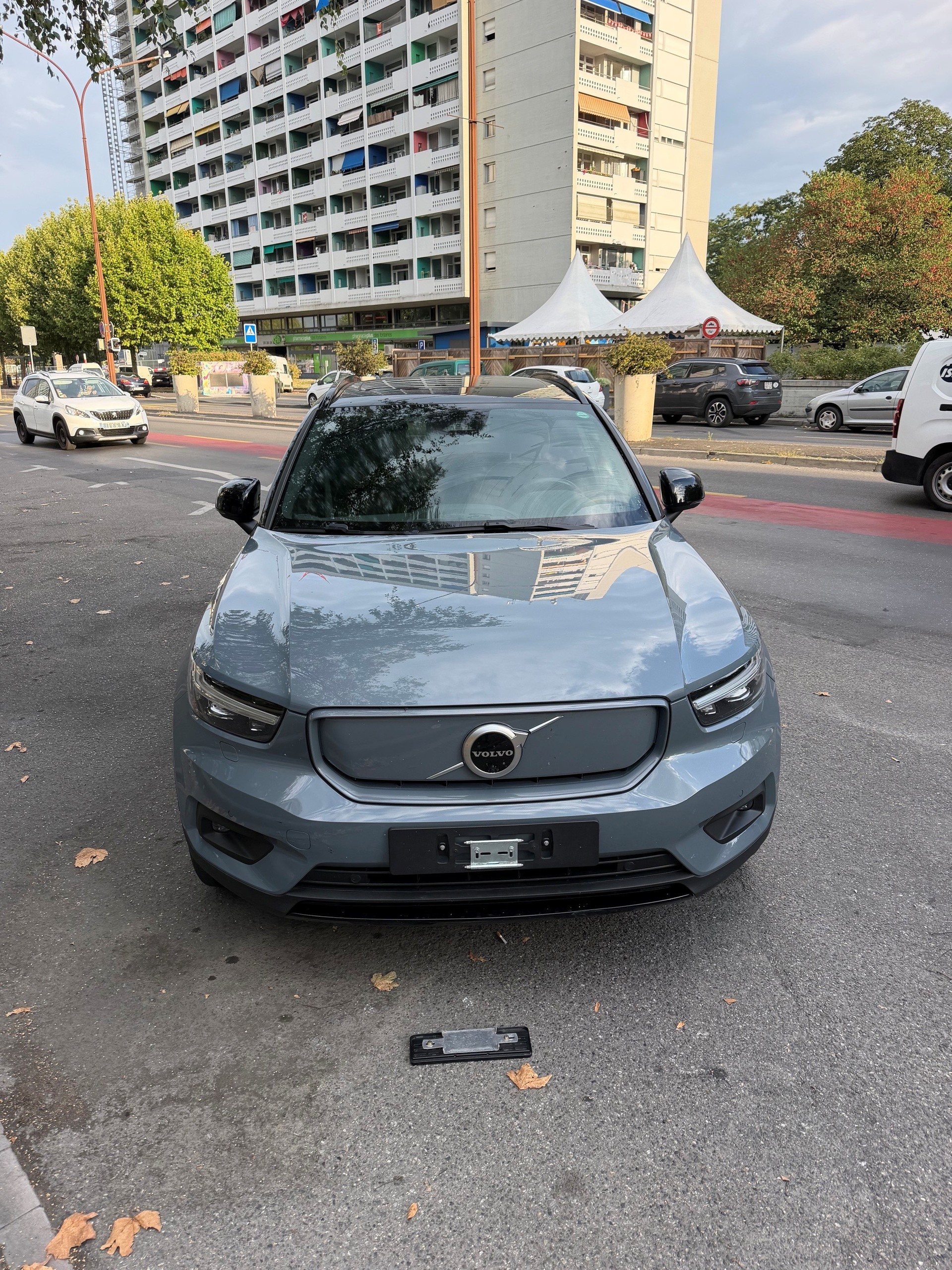 VOLVO XC40 P8 AWD Pure Electric R-Design-image-1