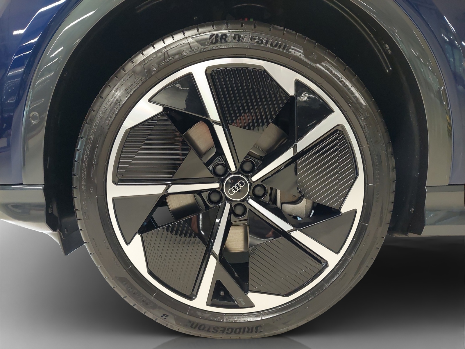 AUDI Q4 e-tron 55 quattro-image-14
