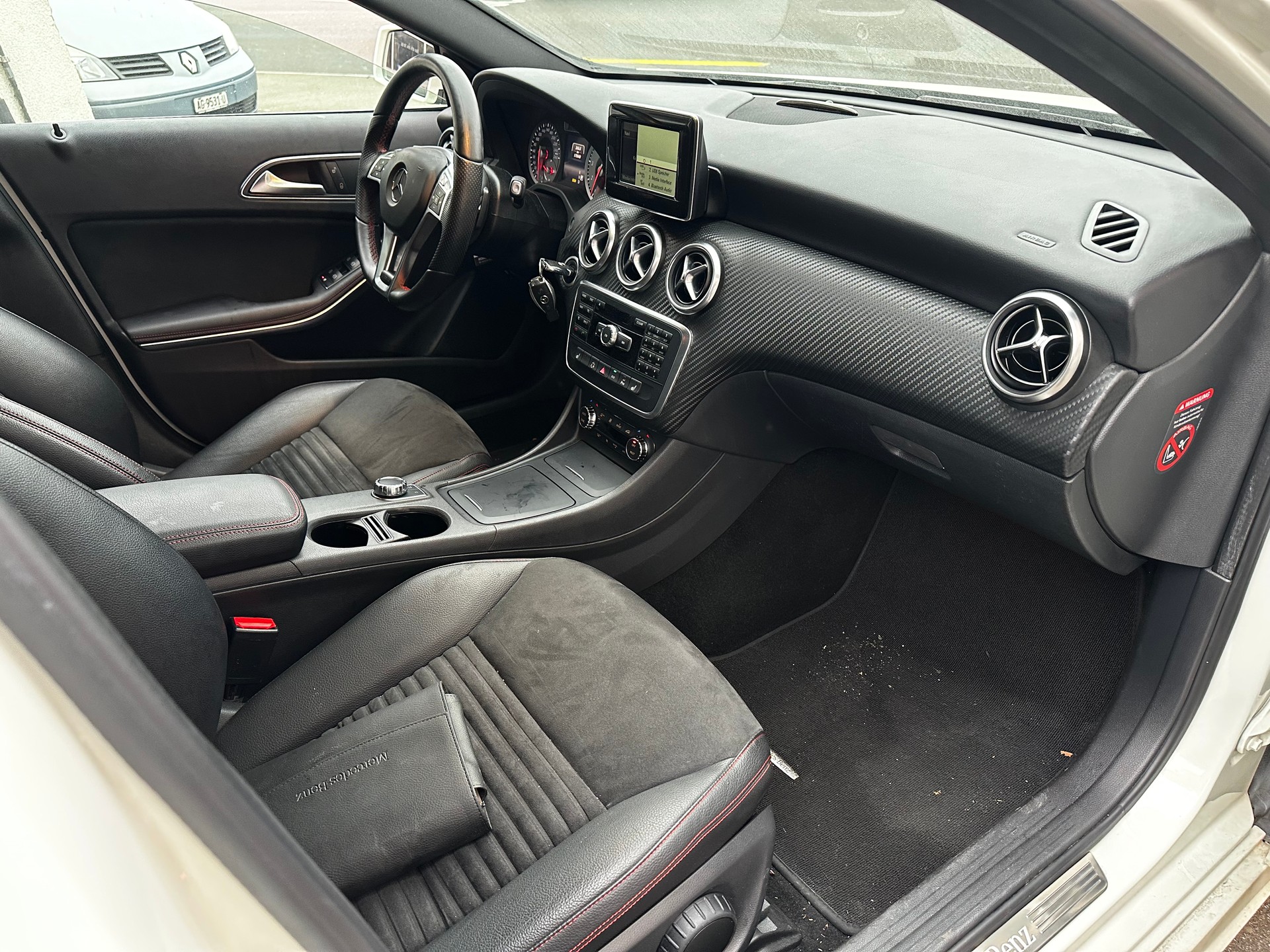MERCEDES-BENZ A 200 AMG Line 7G-DCT-image-7