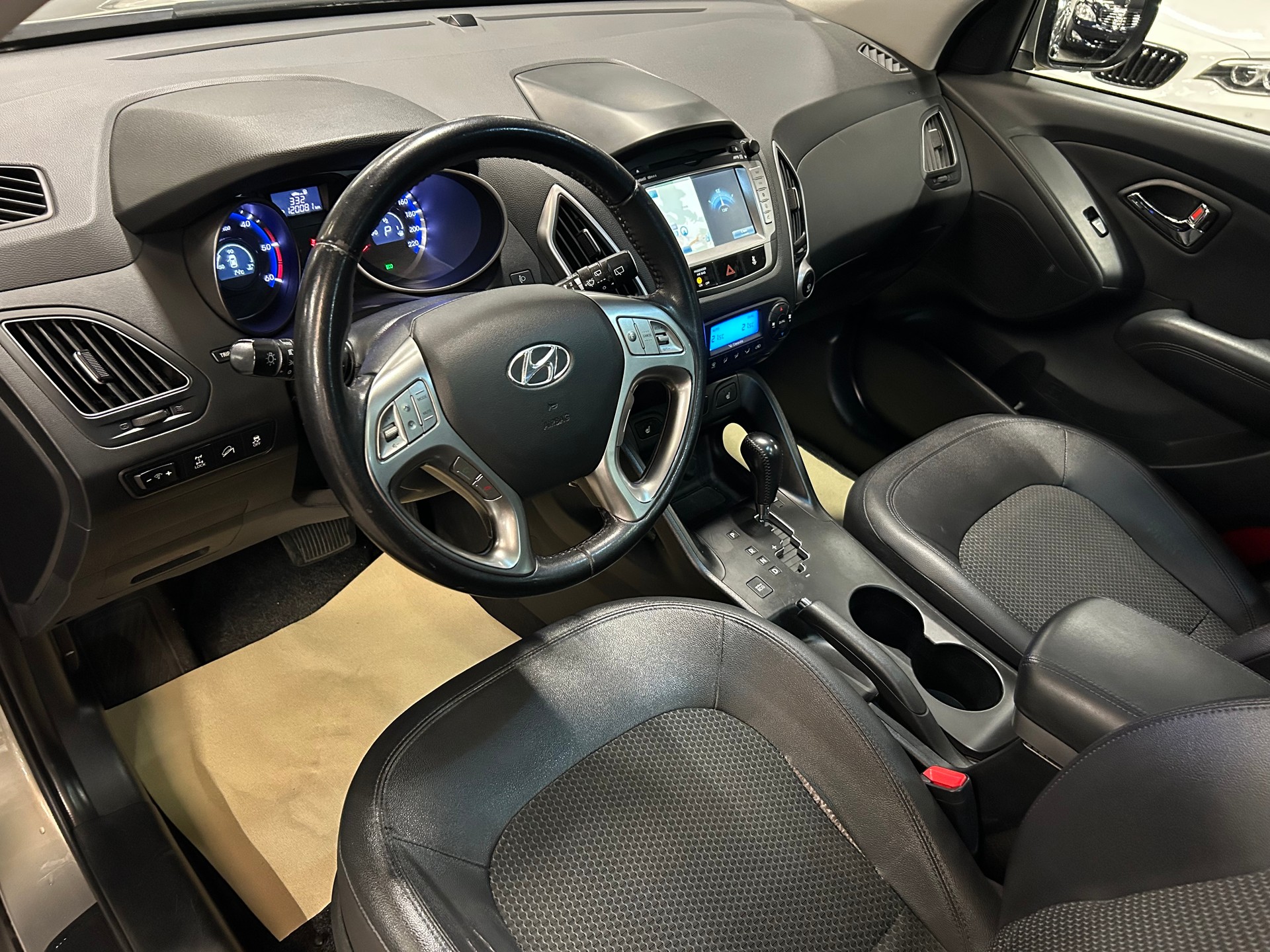 HYUNDAI iX 35 2.0 CRDi Style 4WD Automatic-image-13
