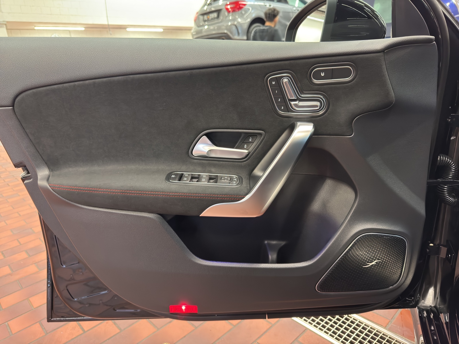 MERCEDES-BENZ A 220 4Matic 8G-DCT-image-12