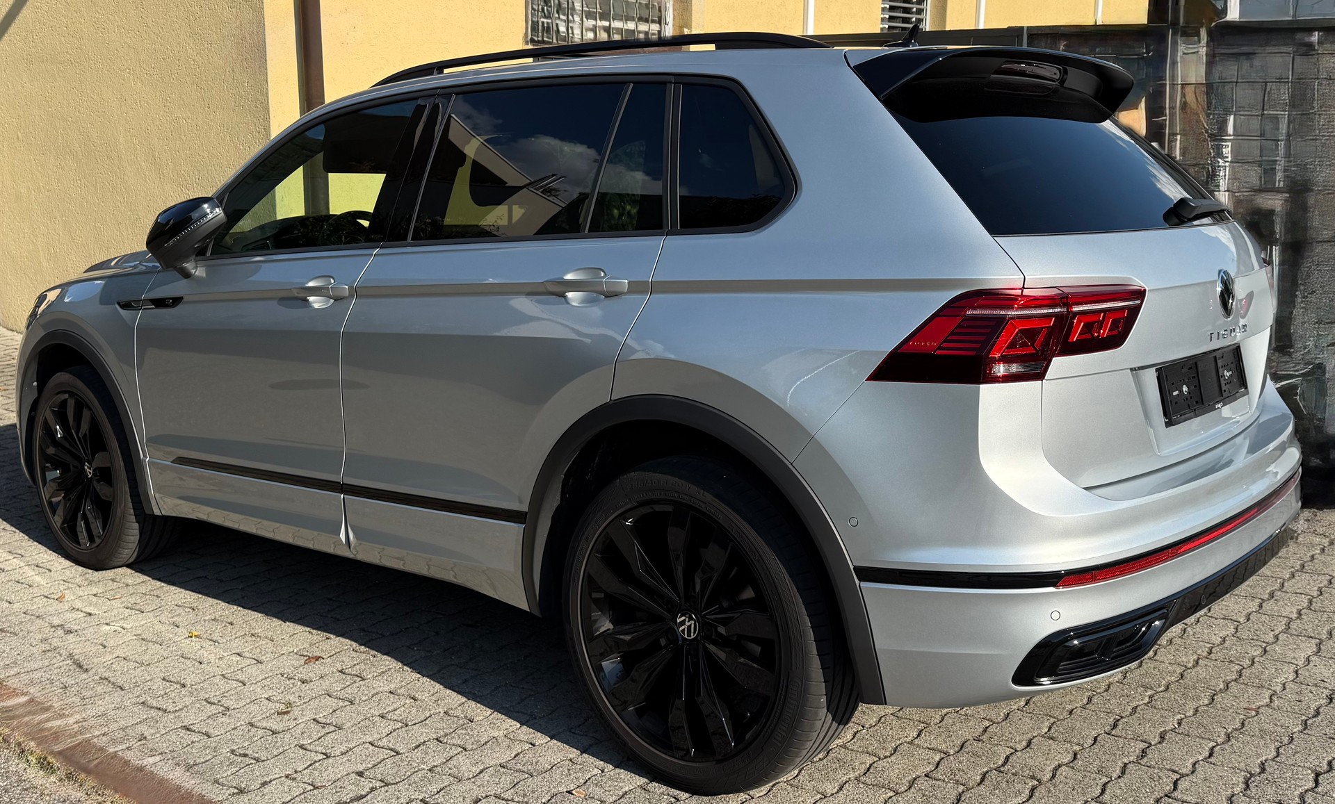 VW Tiguan 2.0TSI R-Line 4Motion DSG-image-2