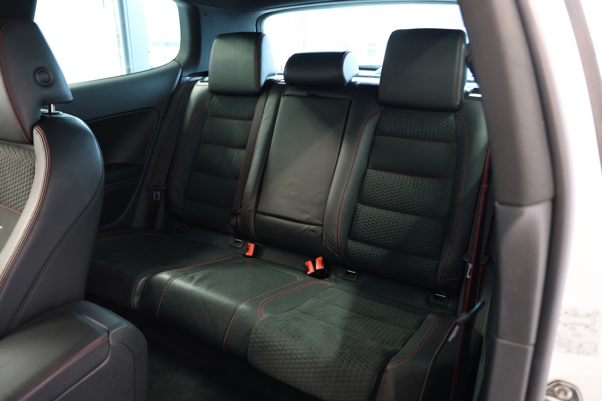 VW Golf 2.0 TSI GTI Edition 35 DSG-image-13