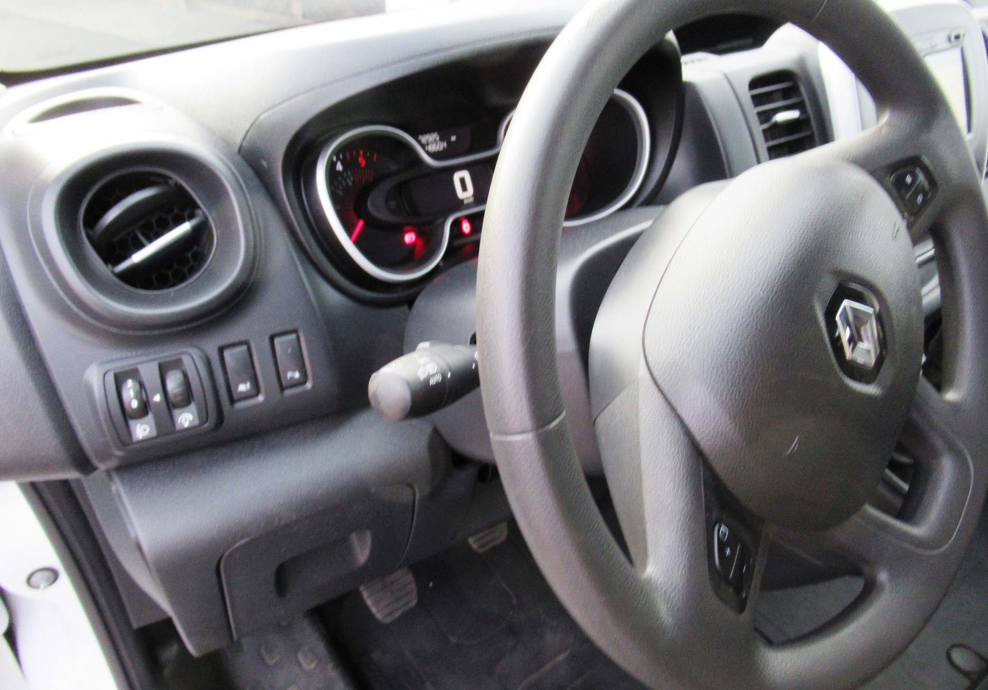 RENAULT Trafic 2.0 ENERGY dCi145 3.0t Business L2H2-image-13