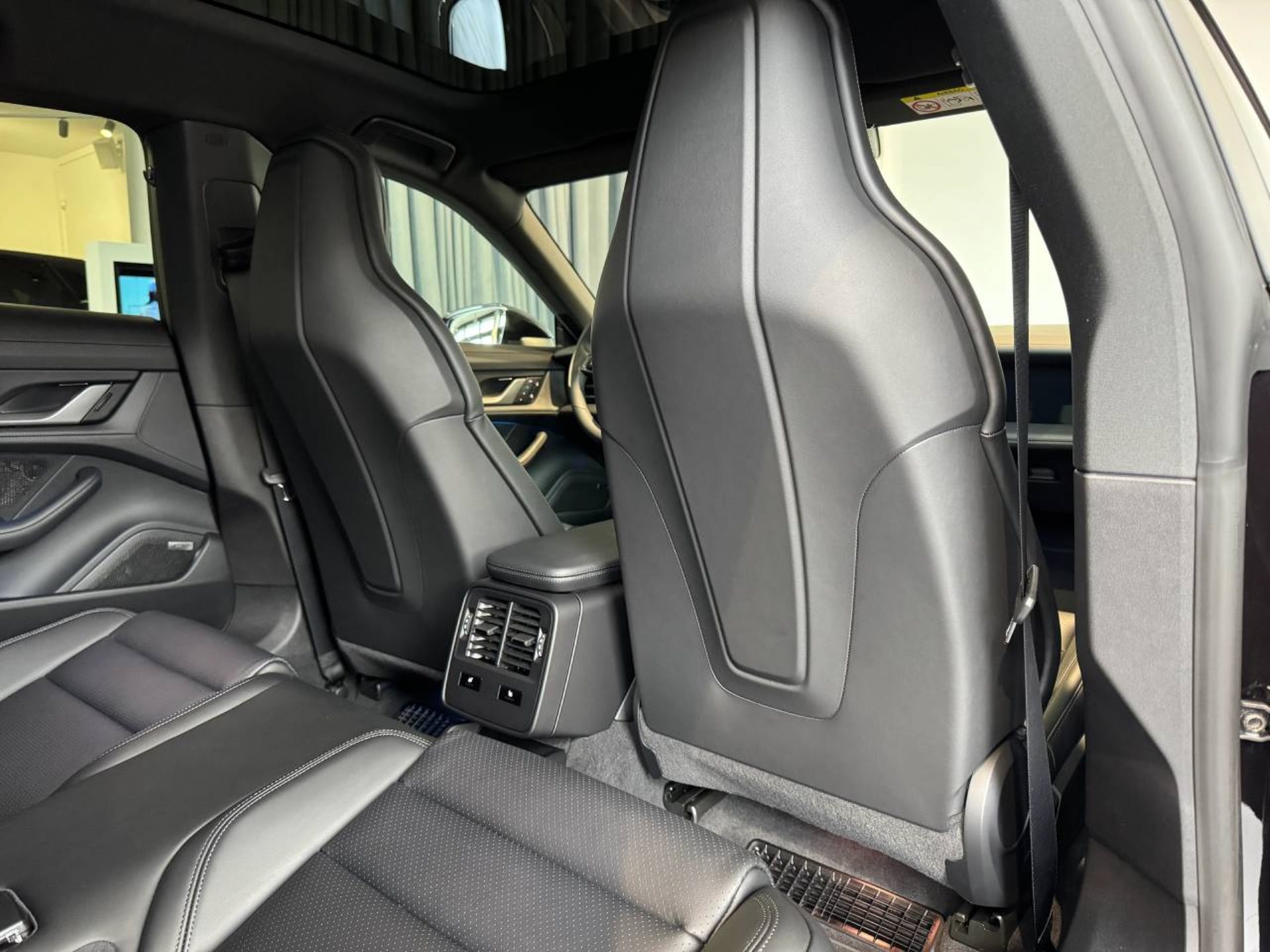 PORSCHE Taycan 4 Cross Turismo-image-29