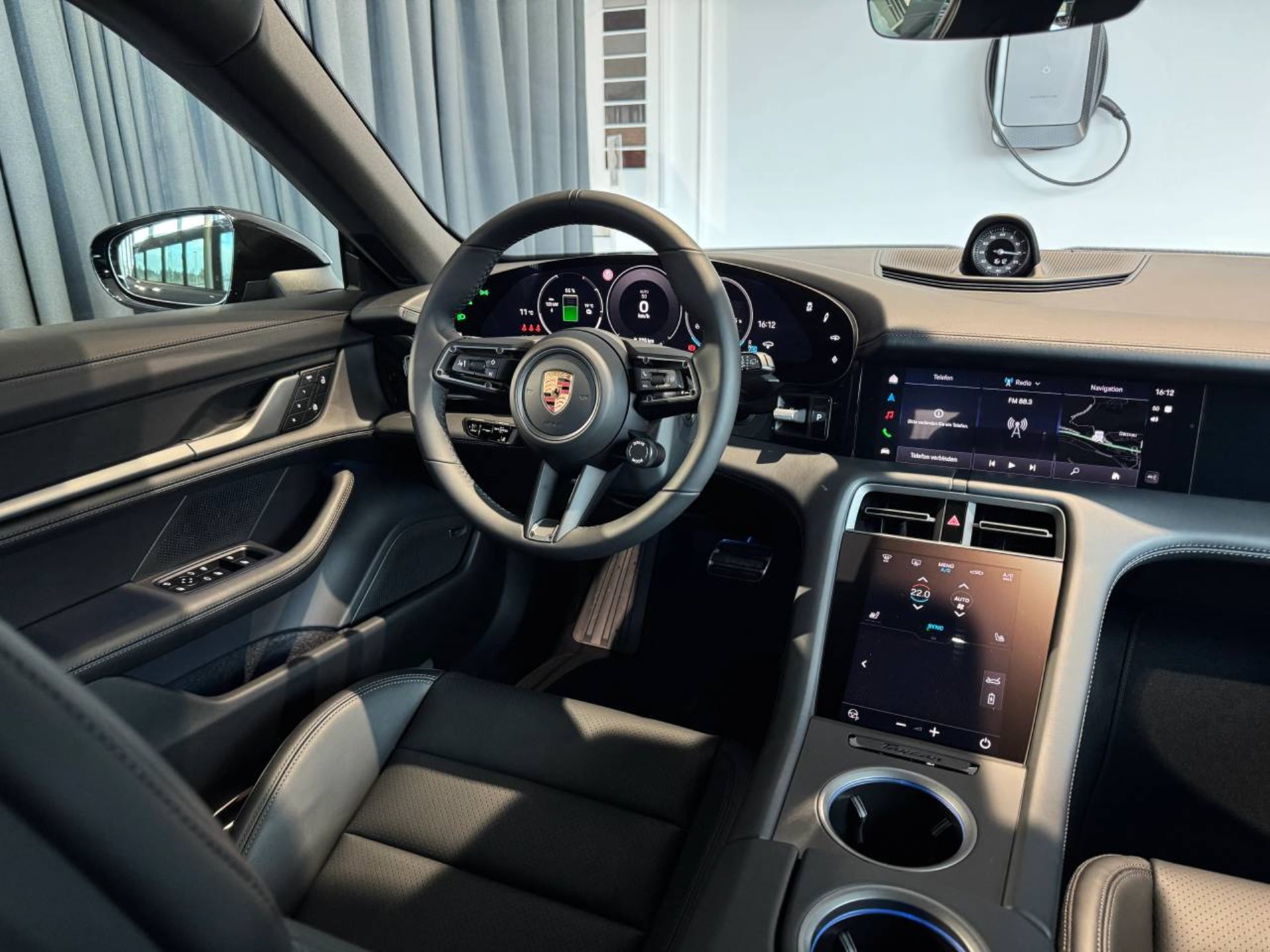 PORSCHE Taycan 4 Cross Turismo-image-15