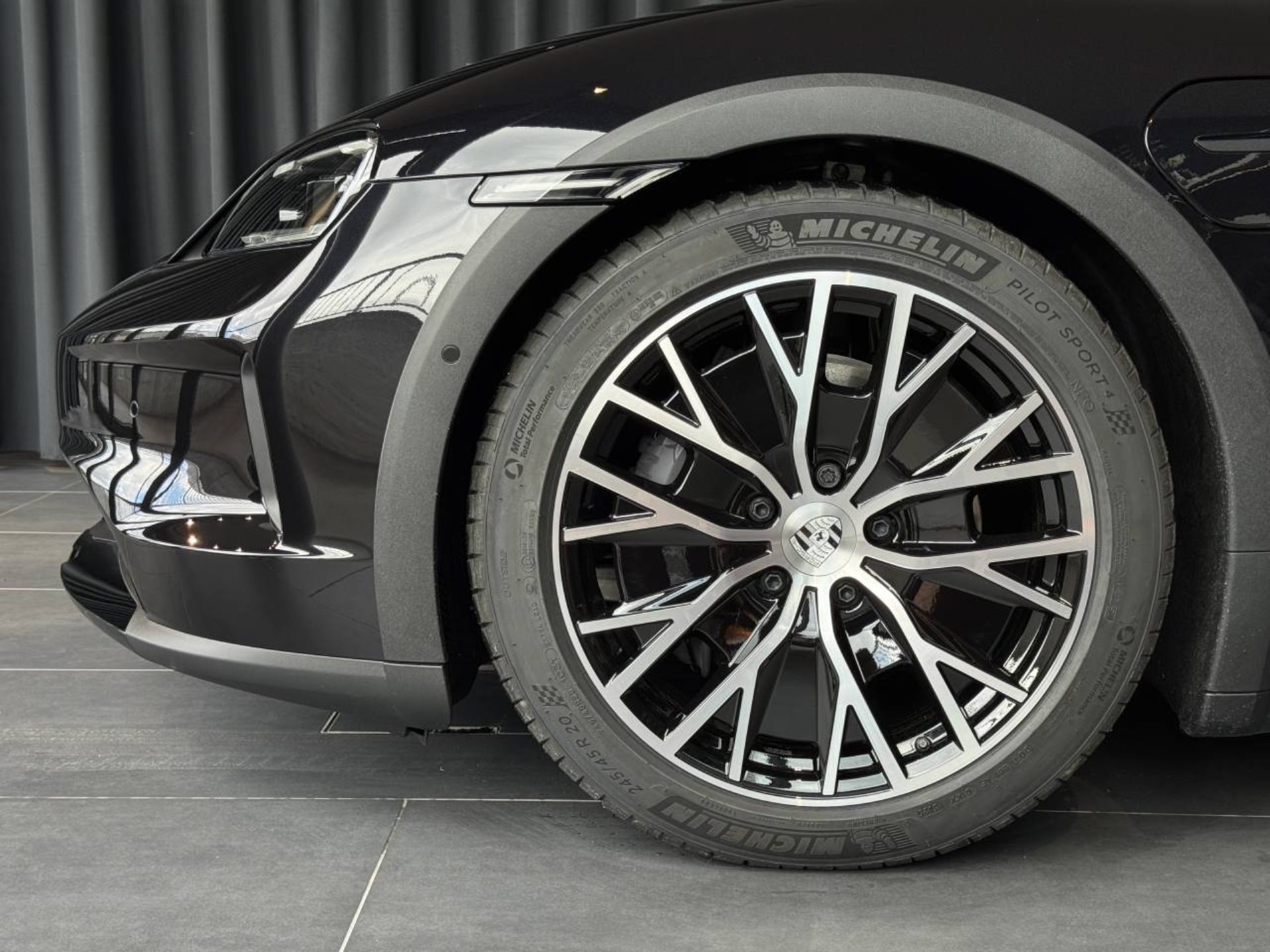 PORSCHE Taycan 4 Cross Turismo-image-8
