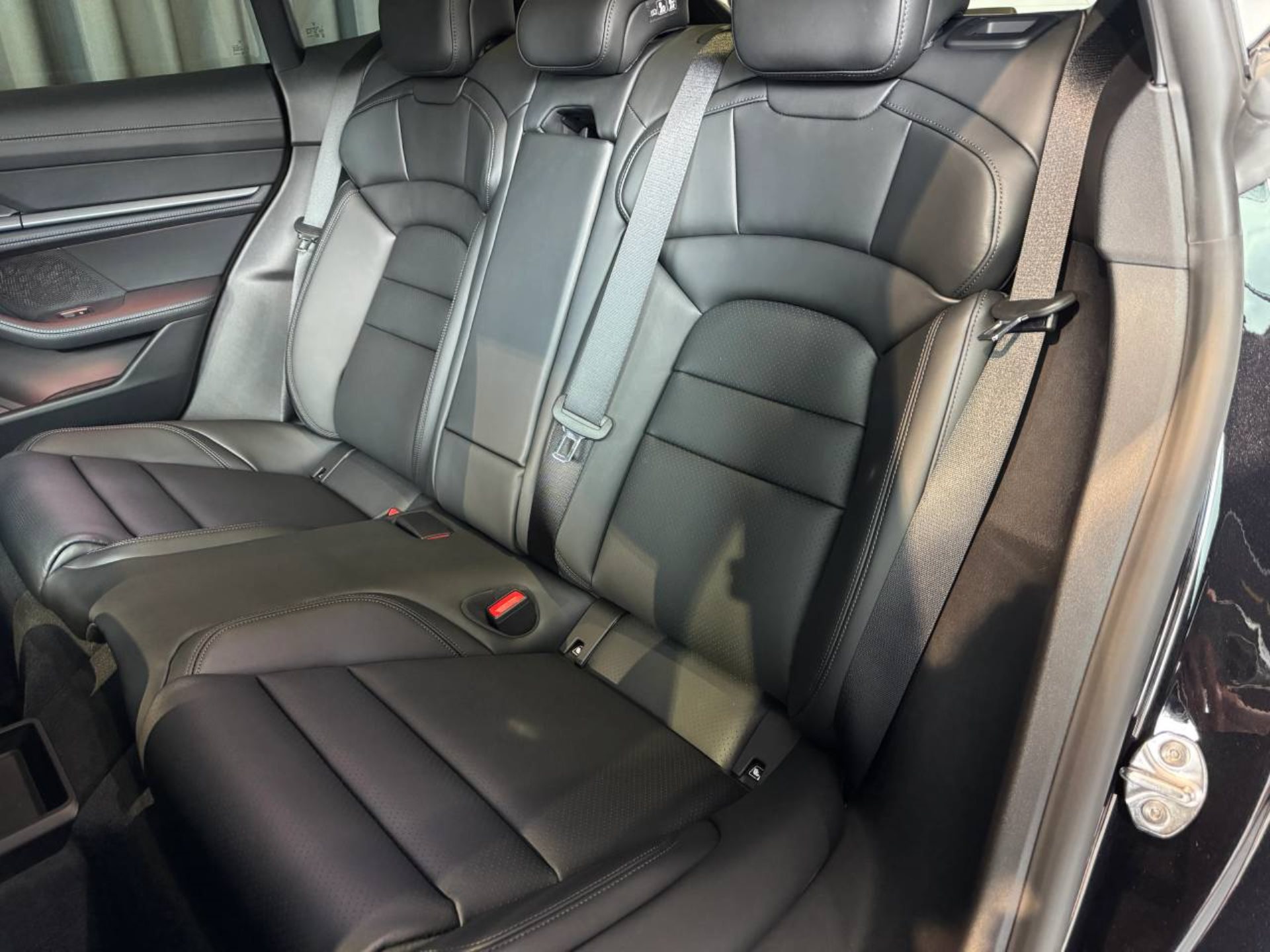 PORSCHE Taycan 4 Cross Turismo-image-30