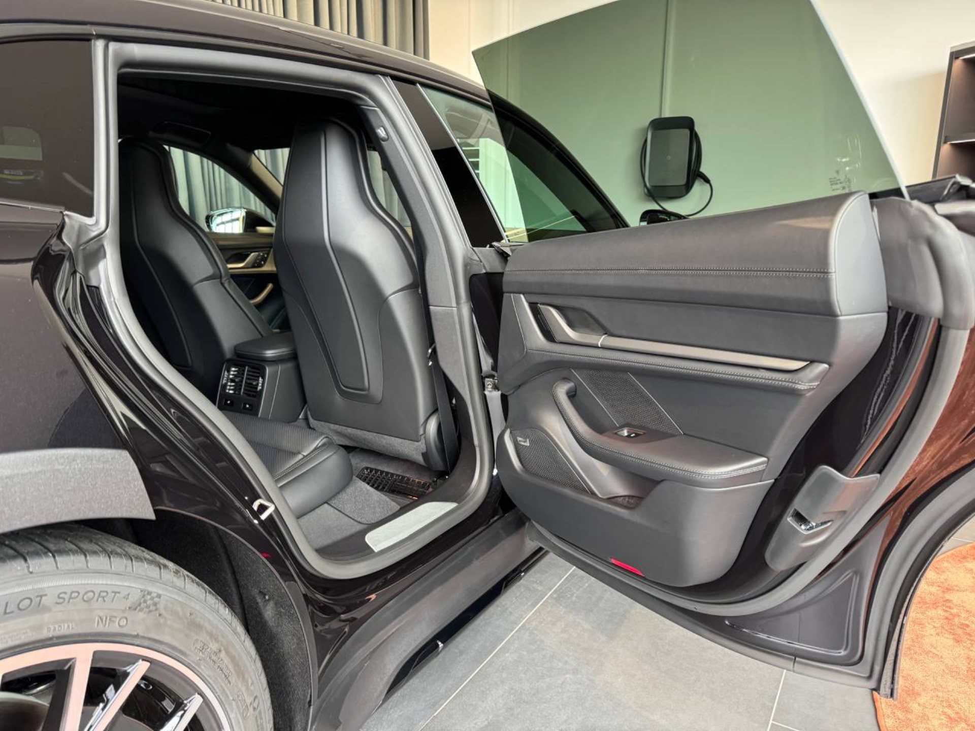 PORSCHE Taycan 4 Cross Turismo-image-32