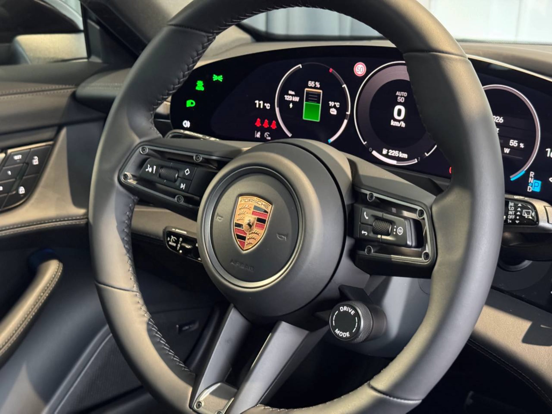 PORSCHE Taycan 4 Cross Turismo-image-16