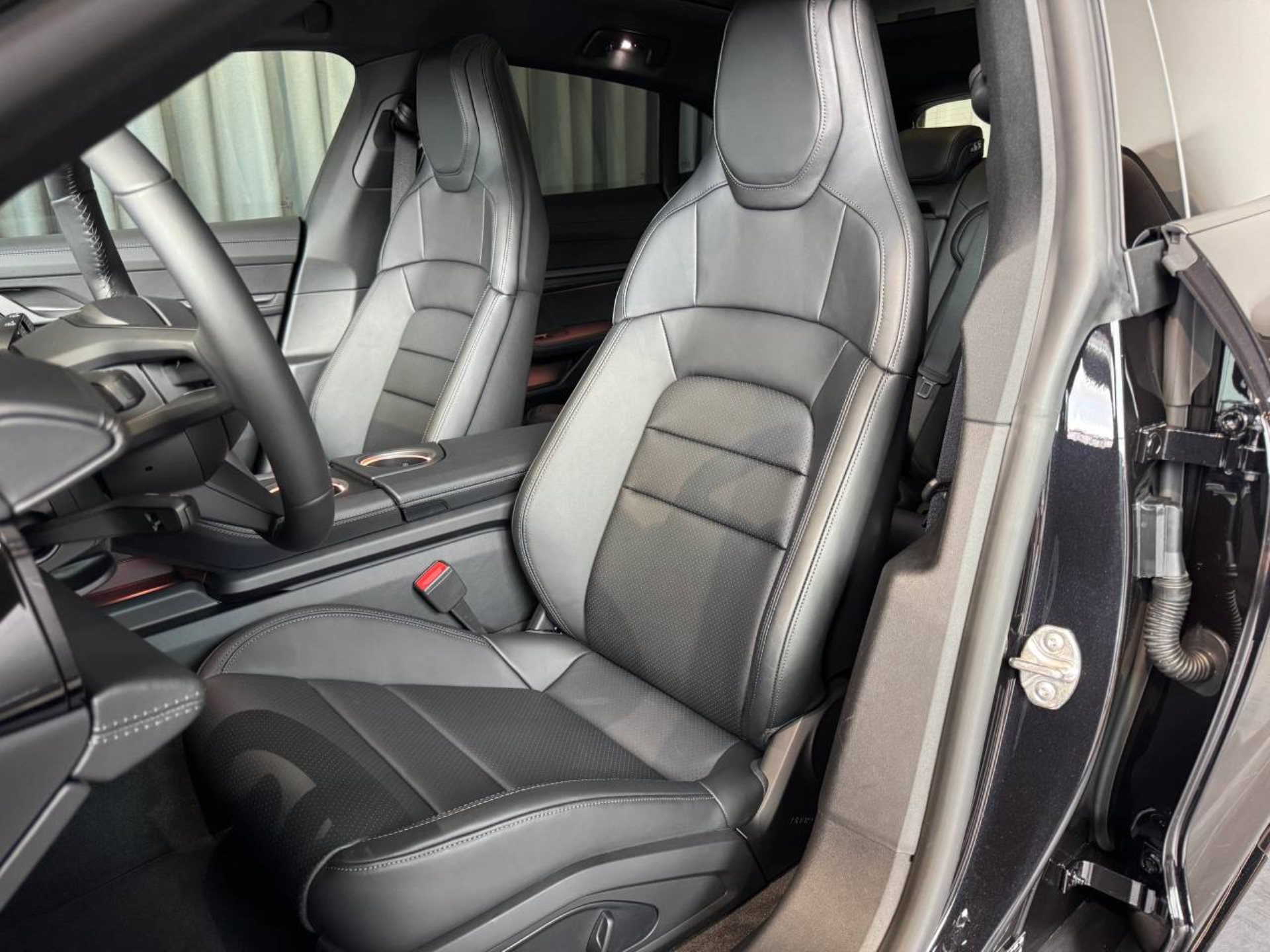 PORSCHE Taycan 4 Cross Turismo-image-4
