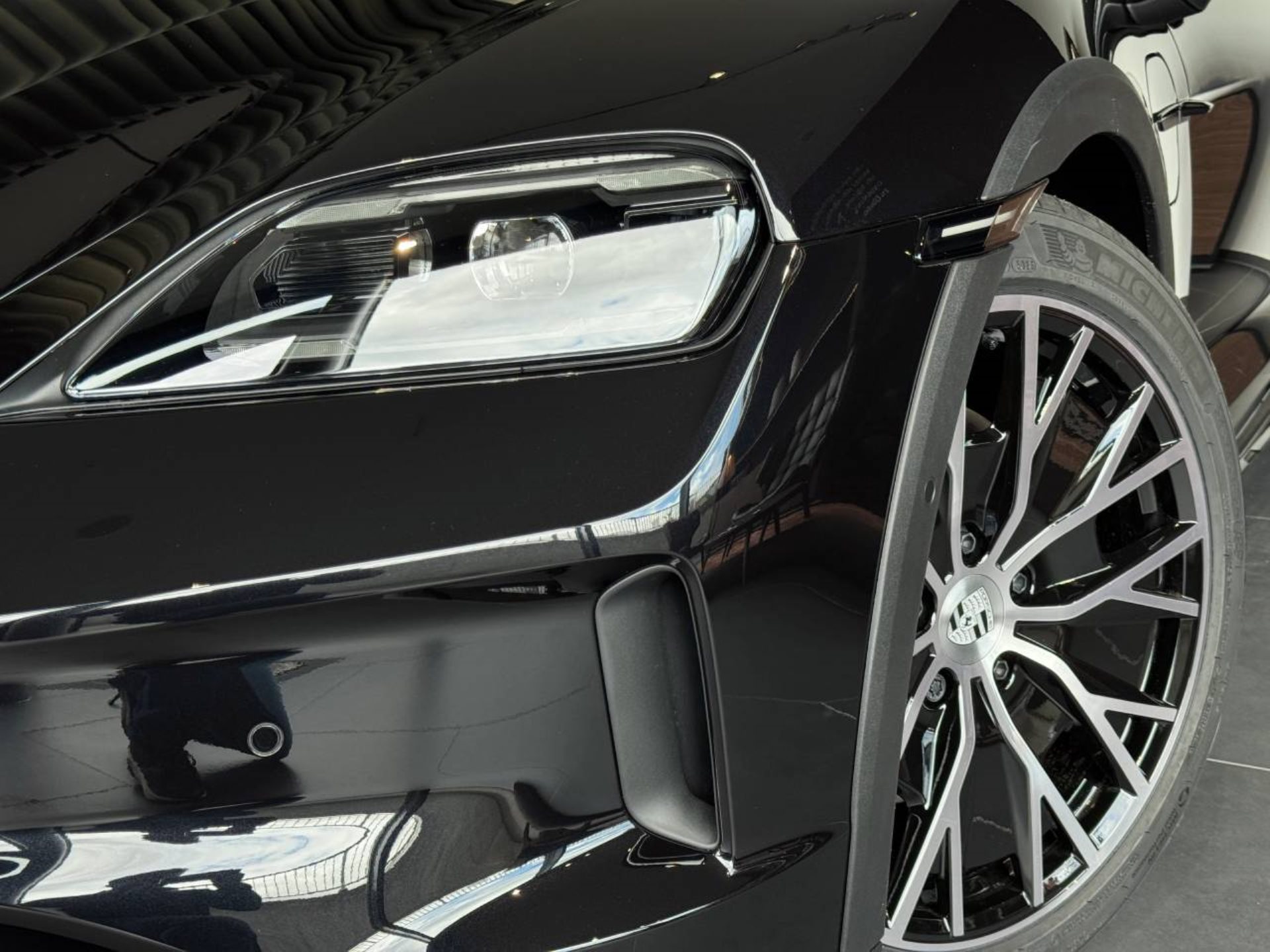 PORSCHE Taycan 4 Cross Turismo-image-34