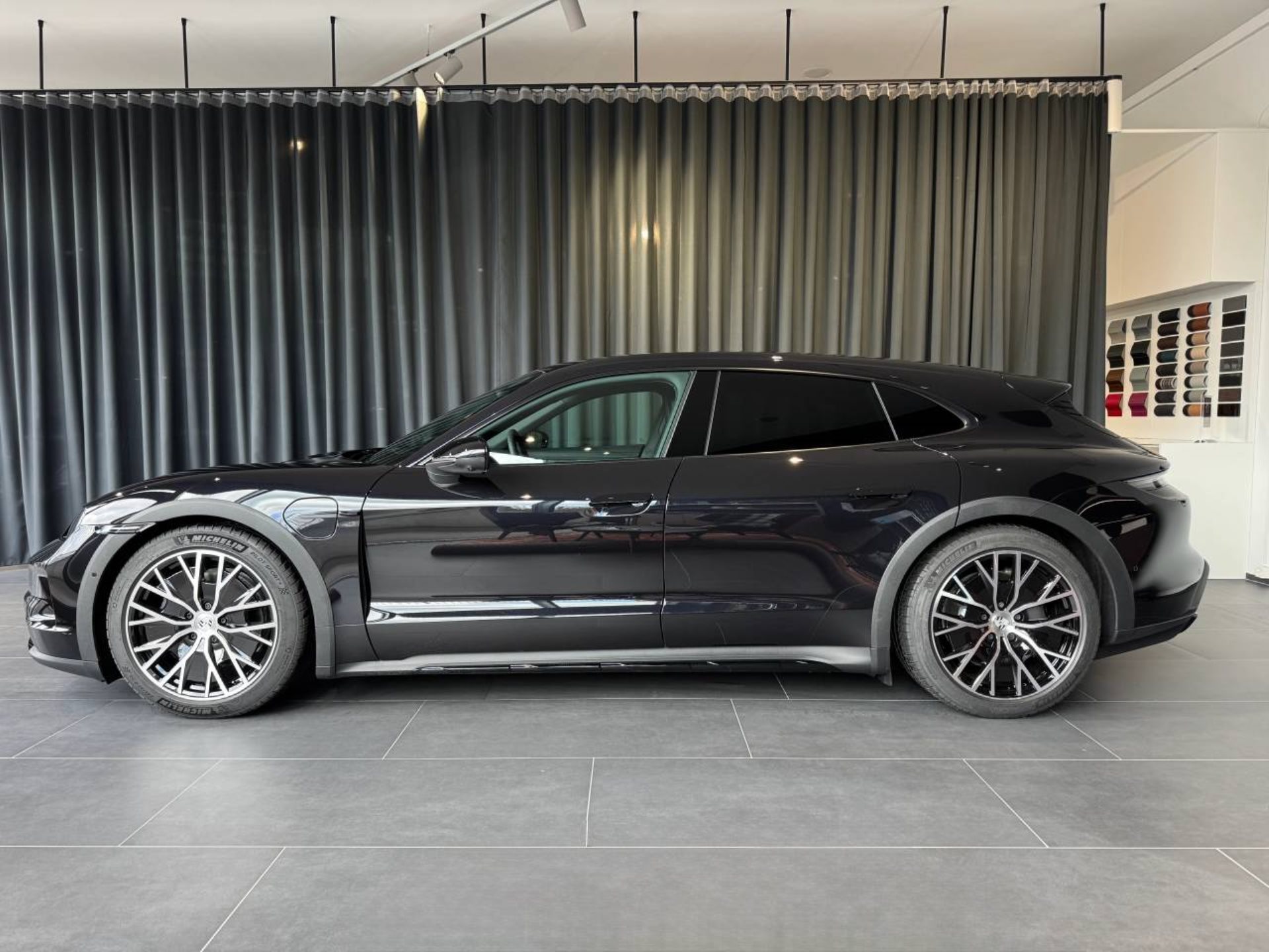 PORSCHE Taycan 4 Cross Turismo-image-1