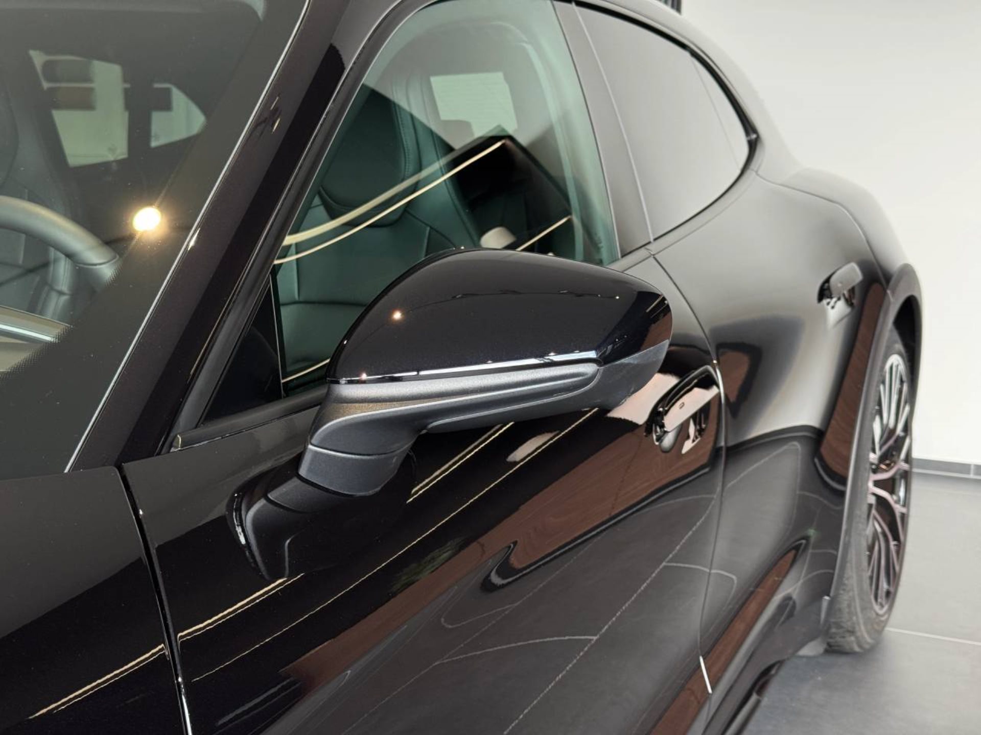 PORSCHE Taycan 4 Cross Turismo-image-35