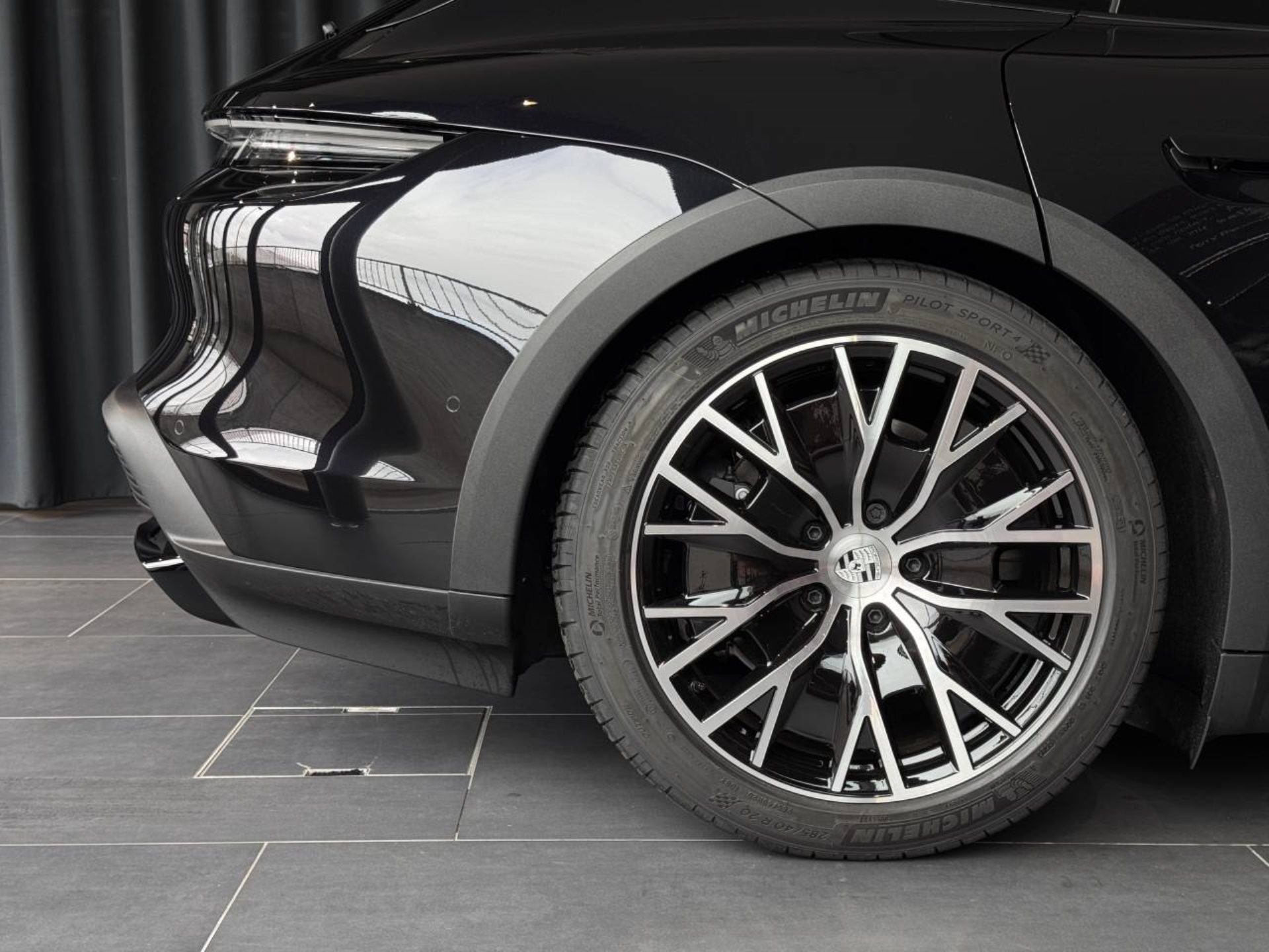PORSCHE Taycan 4 Cross Turismo-image-10