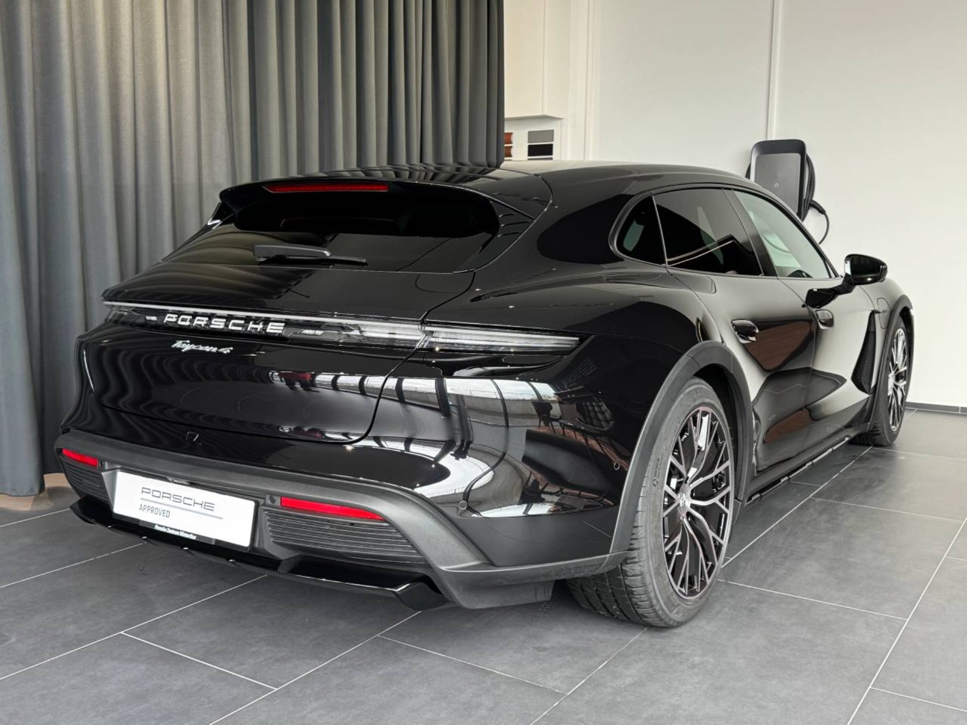 PORSCHE Taycan 4 Cross Turismo-image-2