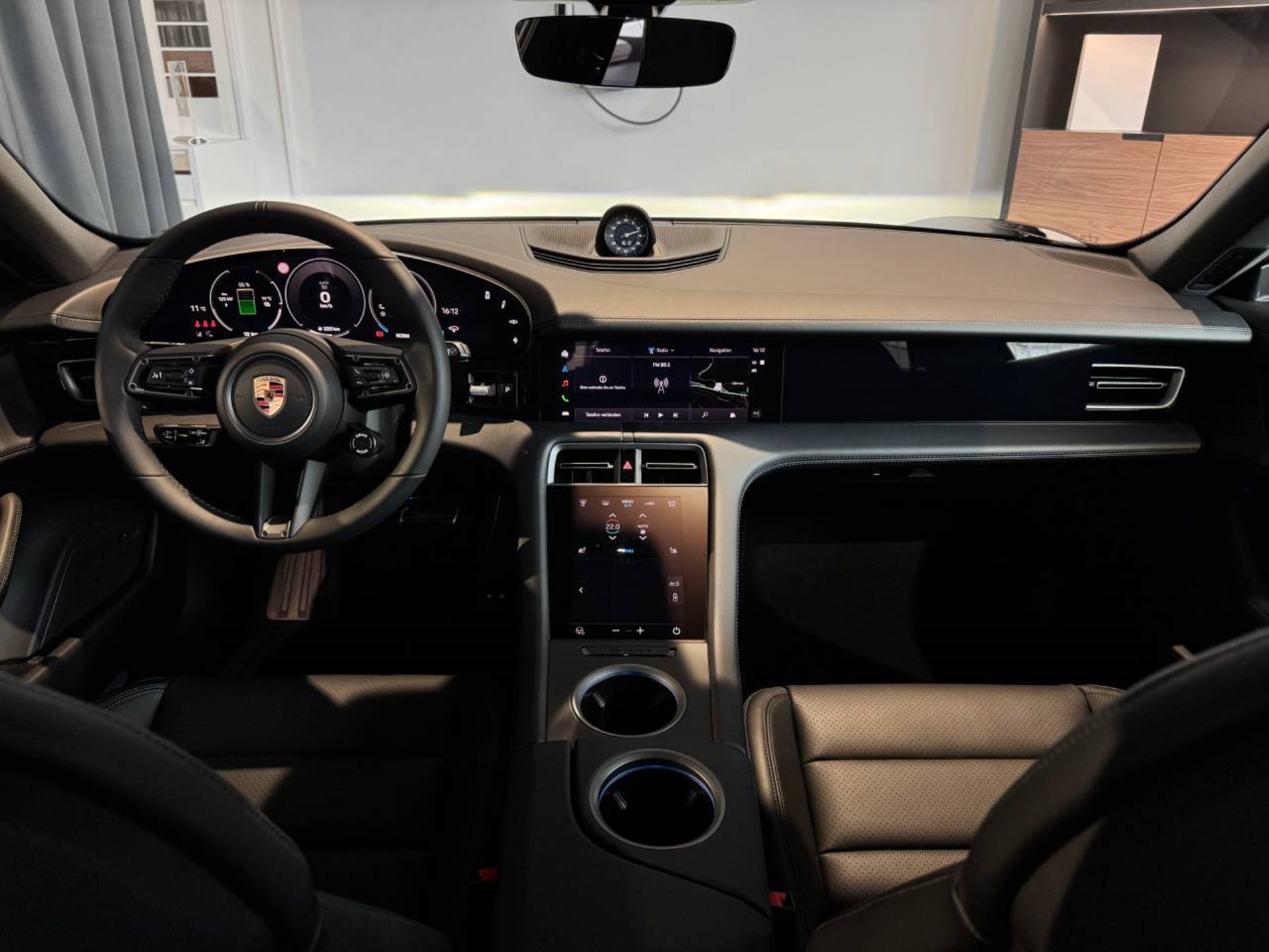 PORSCHE Taycan 4 Cross Turismo-image-17