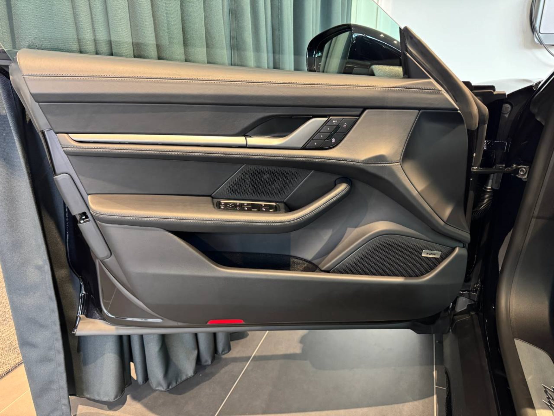 PORSCHE Taycan 4 Cross Turismo-image-26