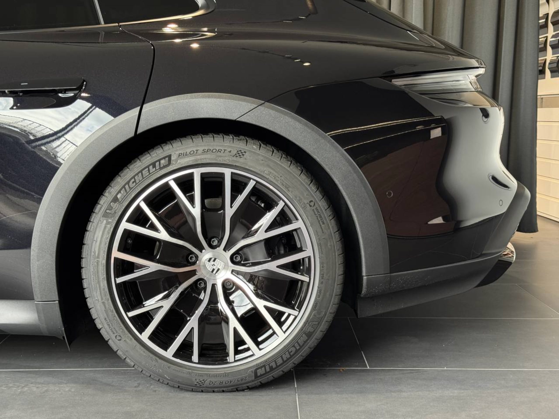 PORSCHE Taycan 4 Cross Turismo-image-9