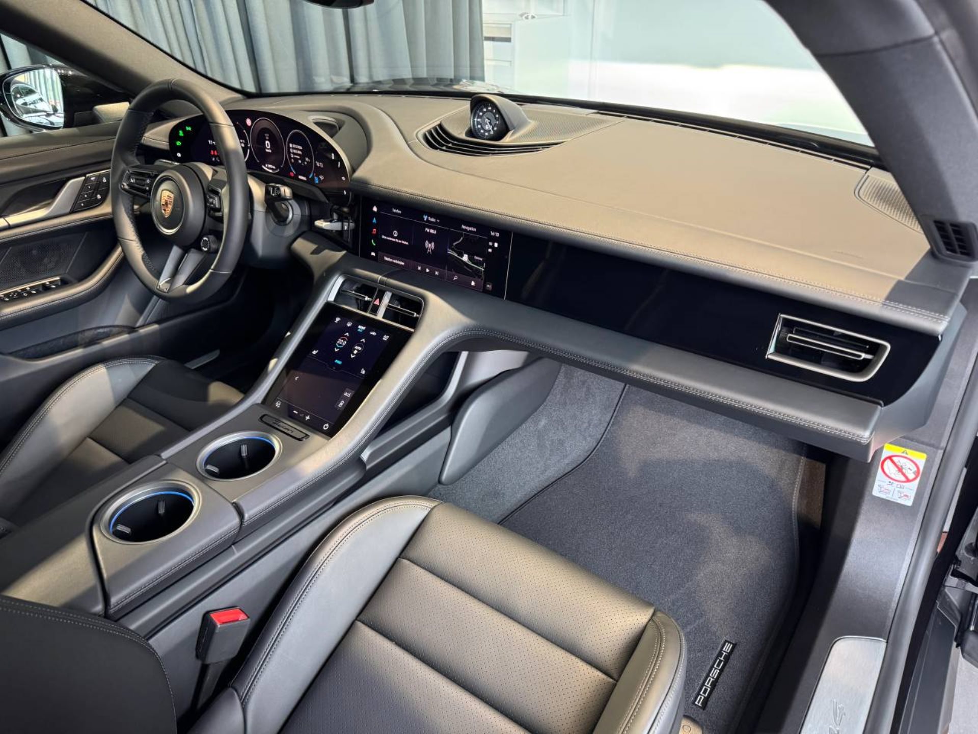 PORSCHE Taycan 4 Cross Turismo-image-23