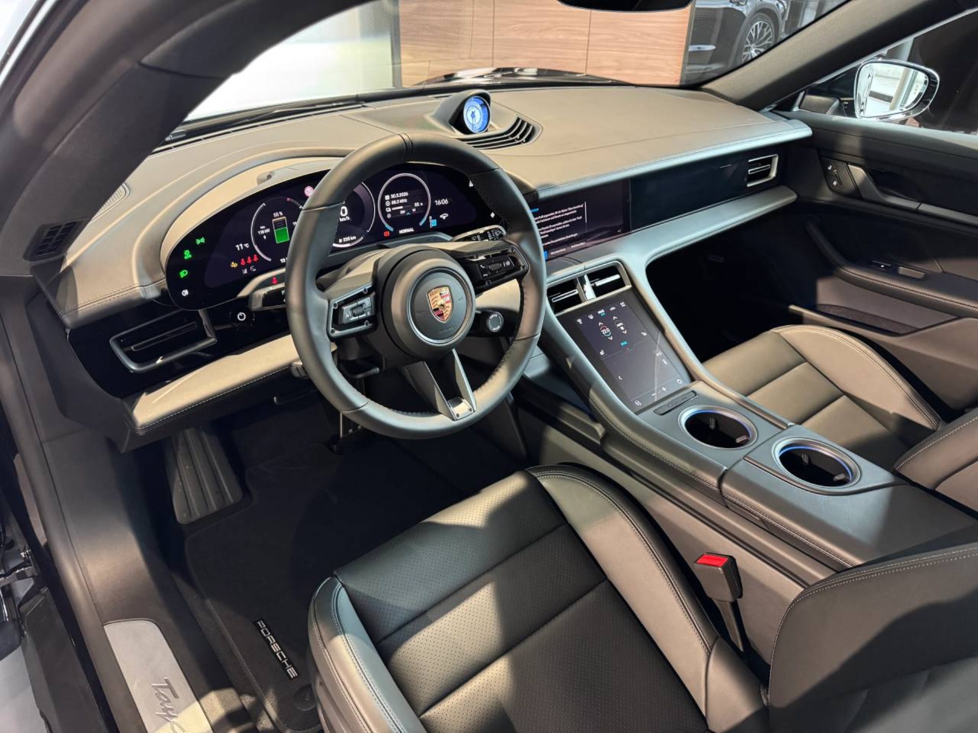 PORSCHE Taycan 4 Cross Turismo-image-12