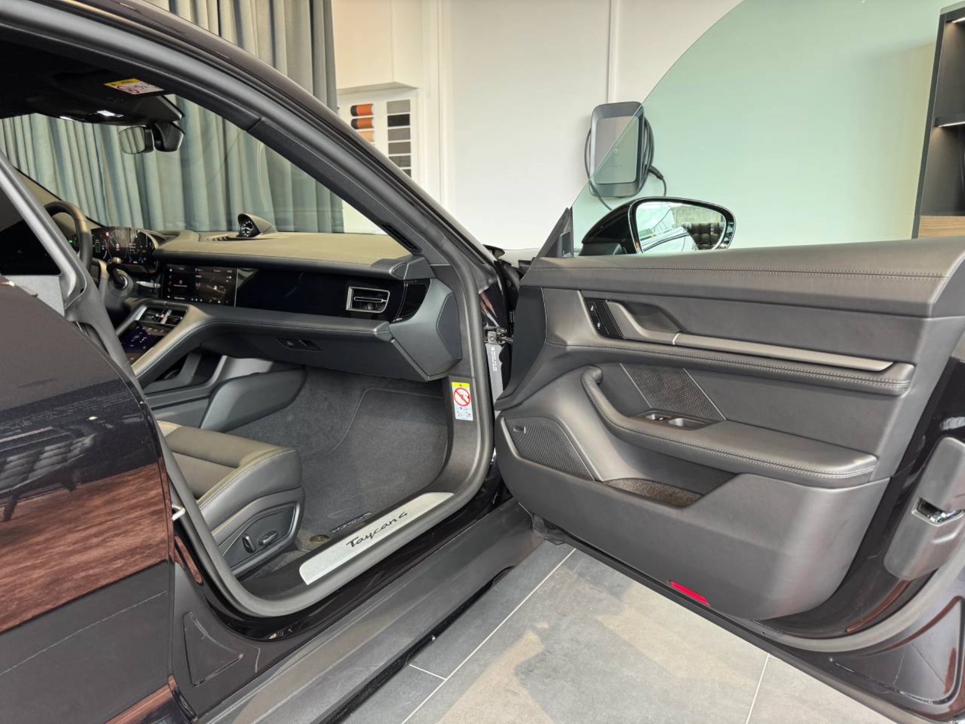 PORSCHE Taycan 4 Cross Turismo-image-25