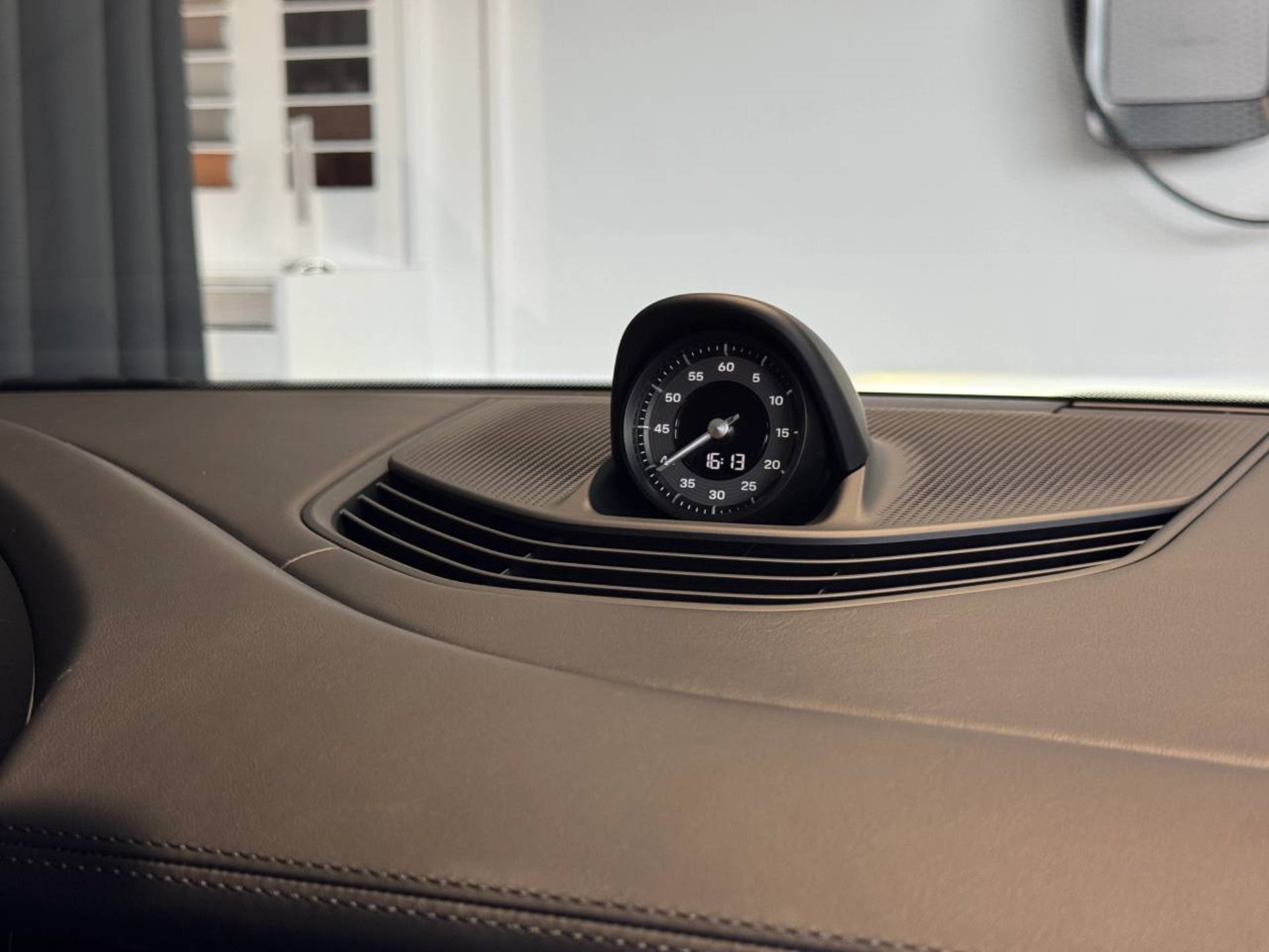 PORSCHE Taycan 4 Cross Turismo-image-22