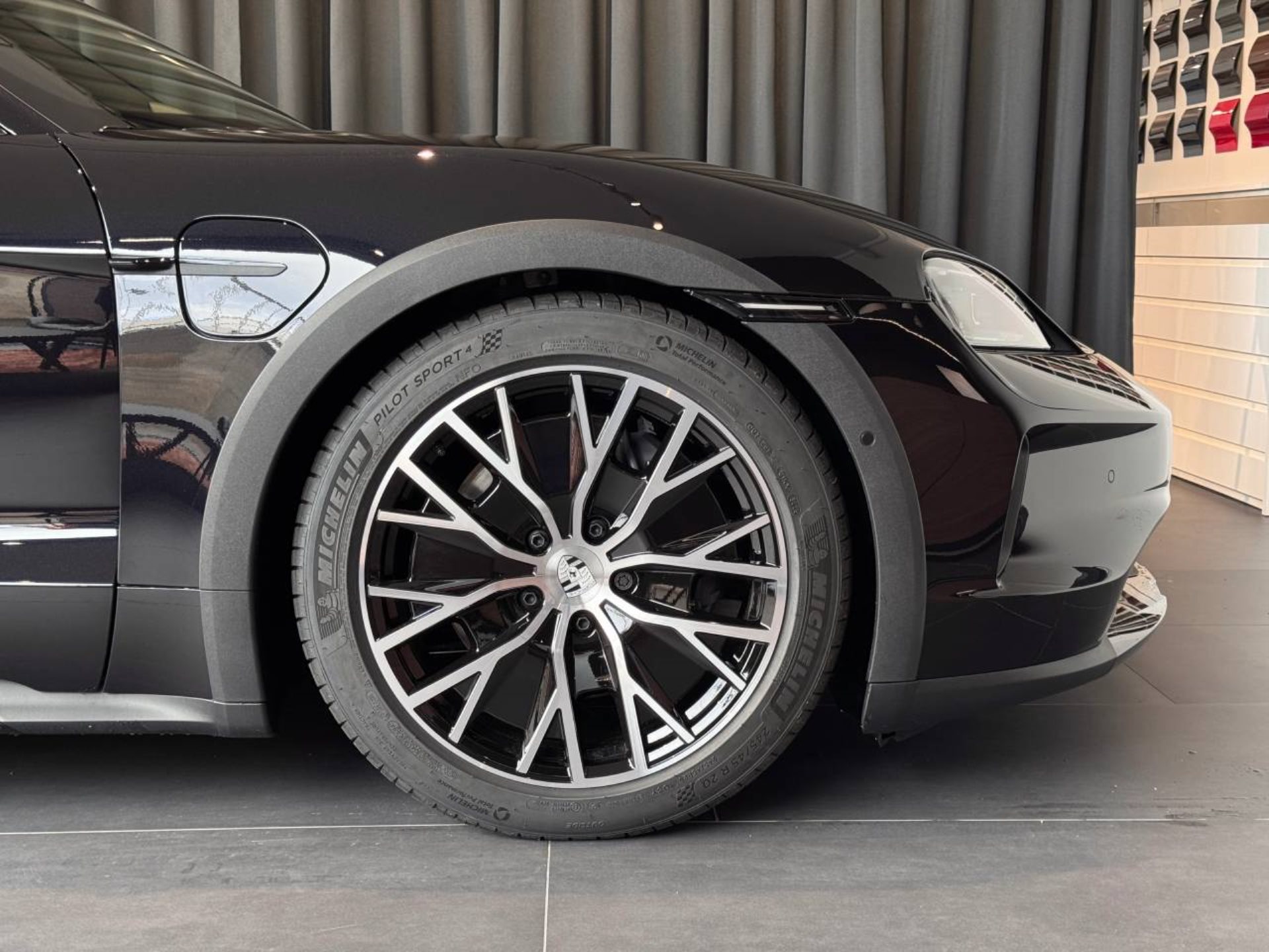 PORSCHE Taycan 4 Cross Turismo-image-11