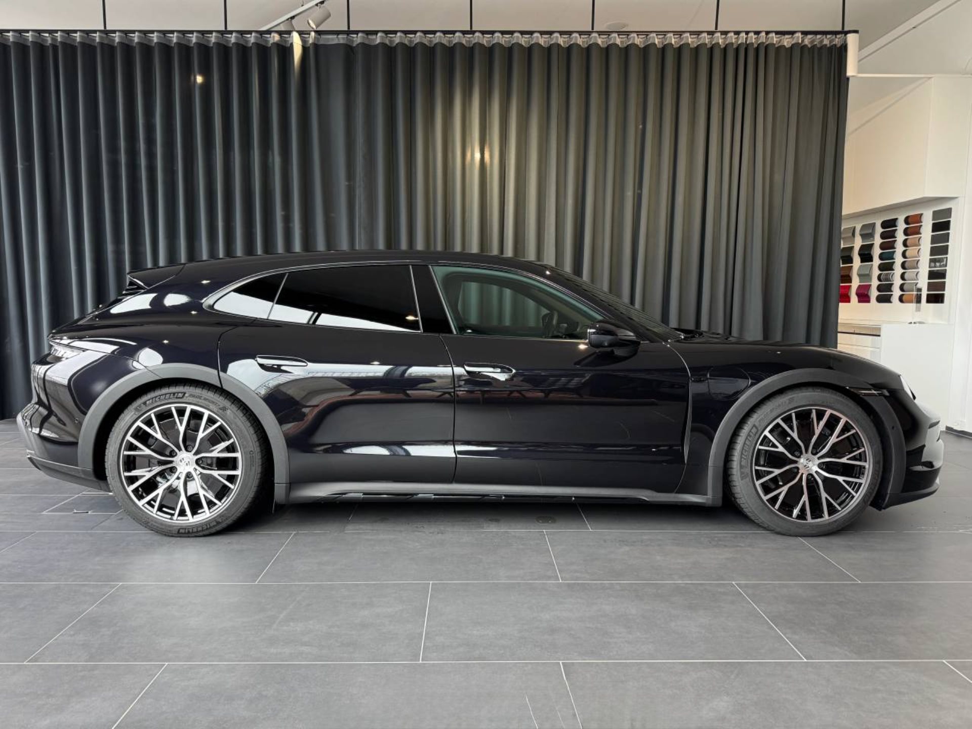 PORSCHE Taycan 4 Cross Turismo-image-7