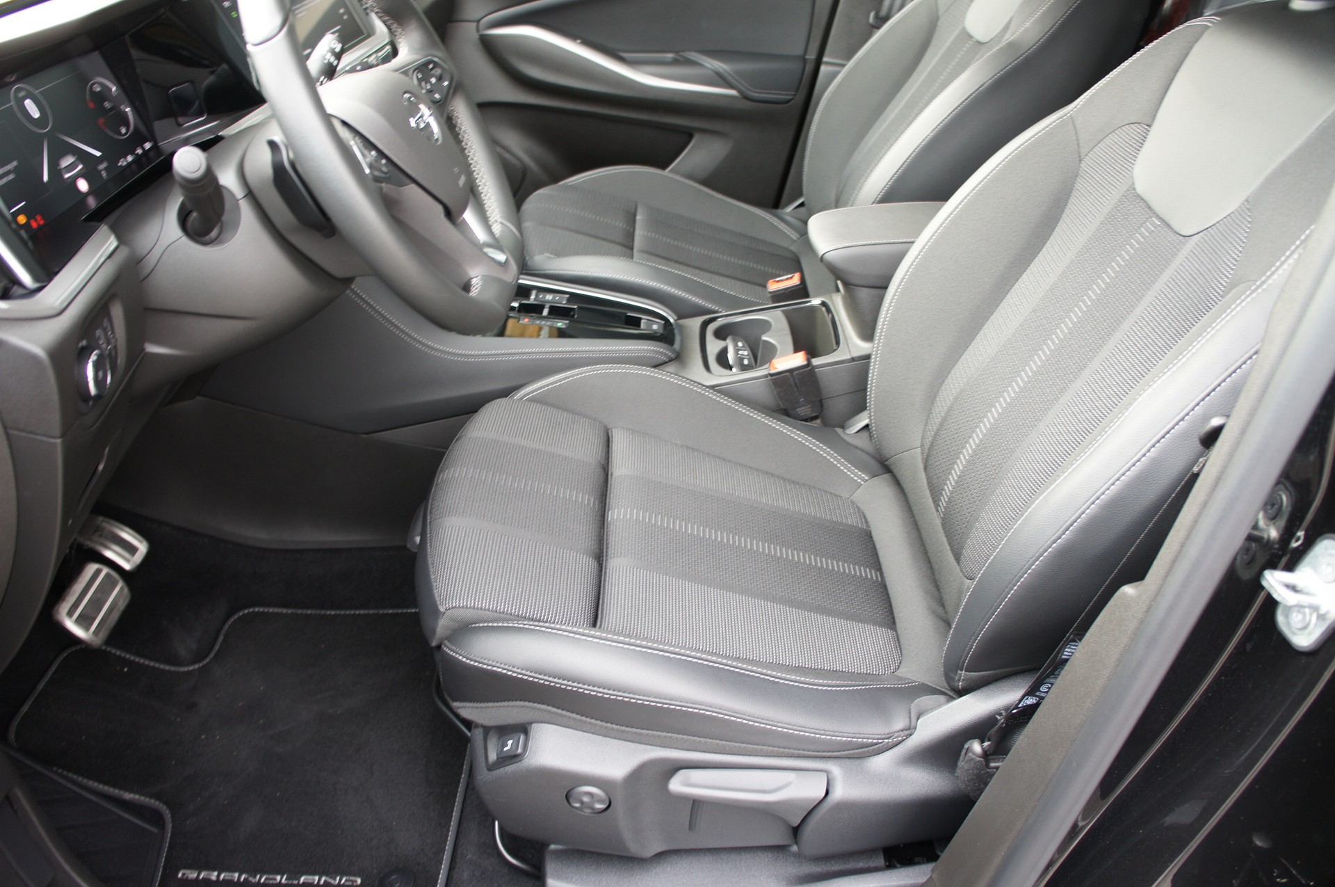 OPEL Grandland 1.6 Hybrid GS Line Automatik-image-9