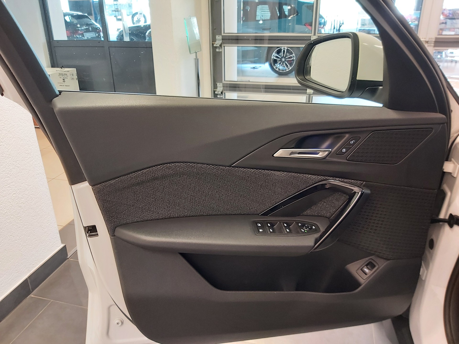 BMW X1 30e xDrive-image-15