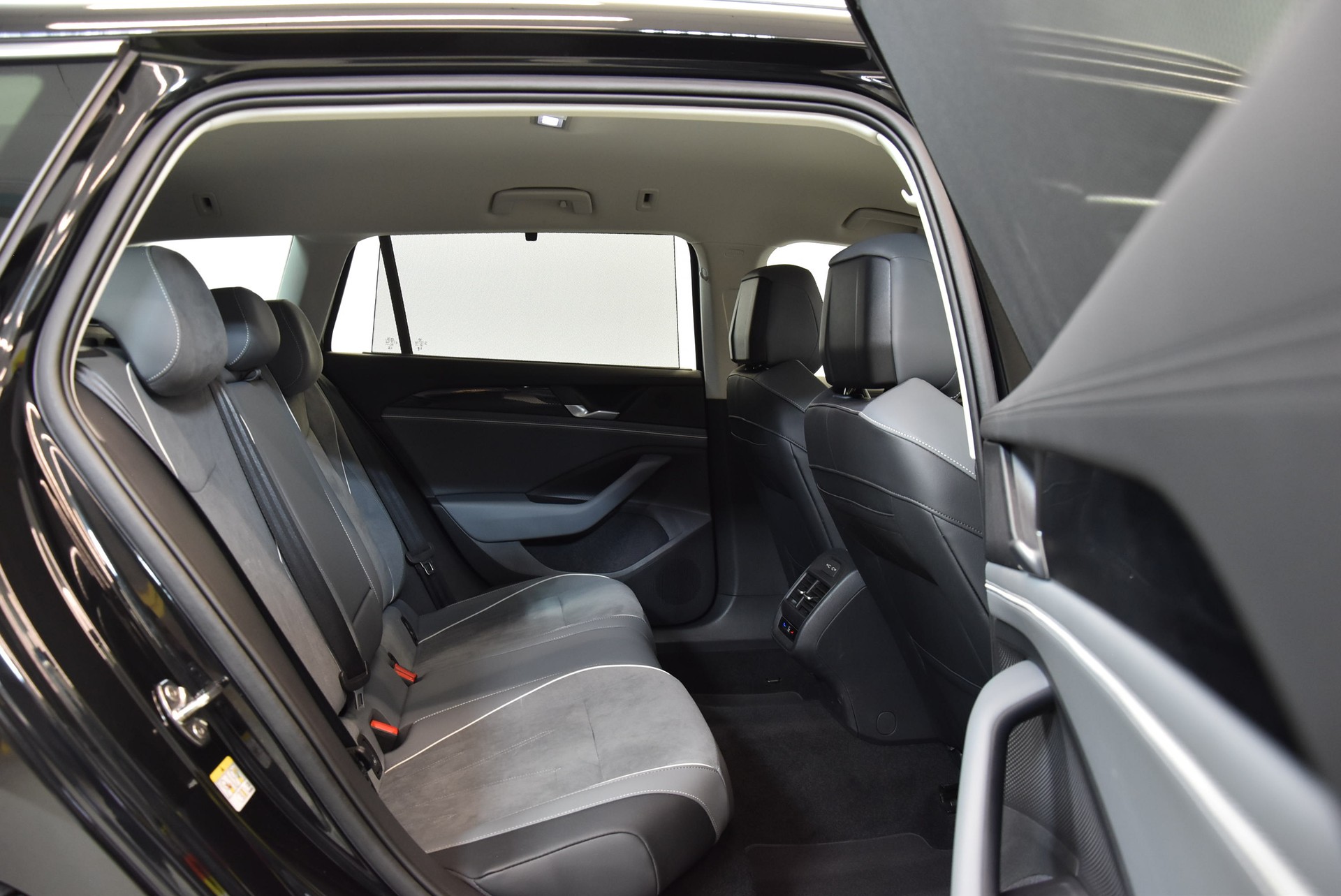 VW Passat Variant 1.5 TSI evo2 Plug-In- Hybrid Business DSG-image-5