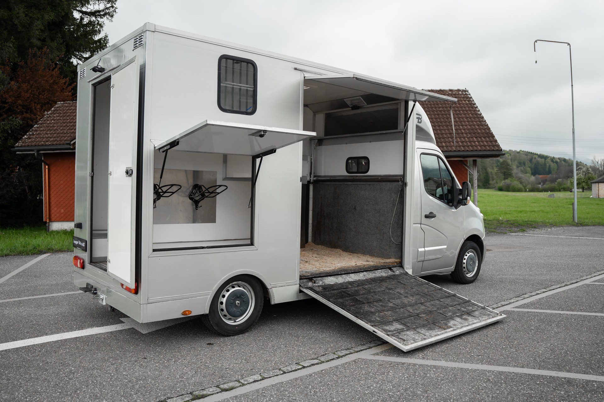 RENAULT Master Equitrek T35 2.3dCi Selbstfahrer / Pferdetransporter-image-9