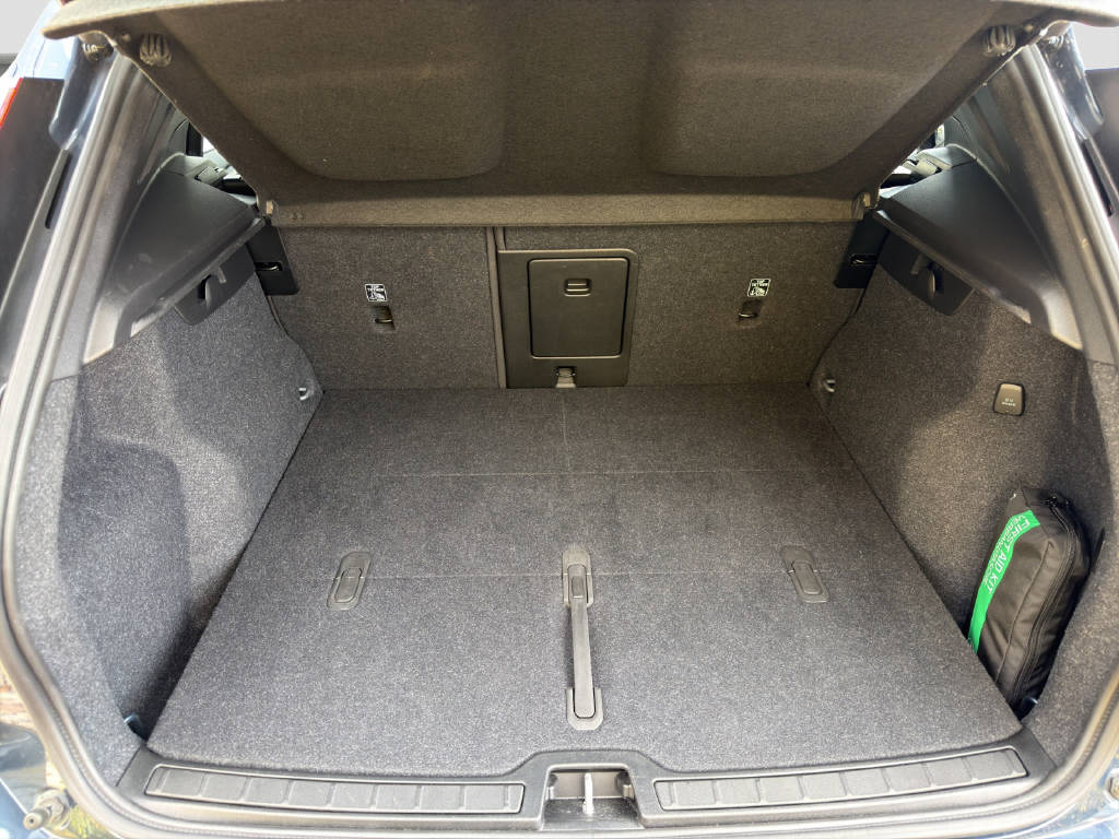 VOLVO XC40 2.0 B3 MH Plus Dark-image-13