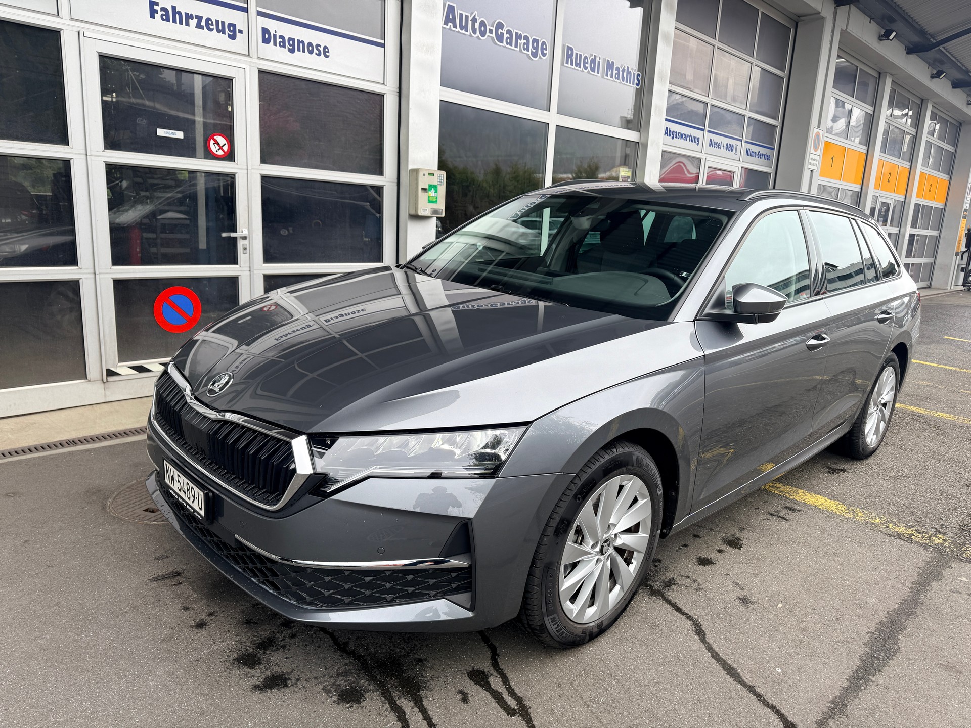 SKODA Octavia Combi 2.0 TDI DSG Selection AHK 1.6 To.-image-0