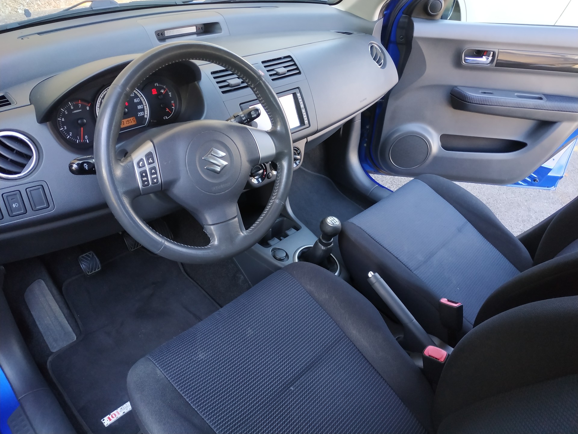 SUZUKI Swift 1.3i 16V GL Top 4x4-image-9
