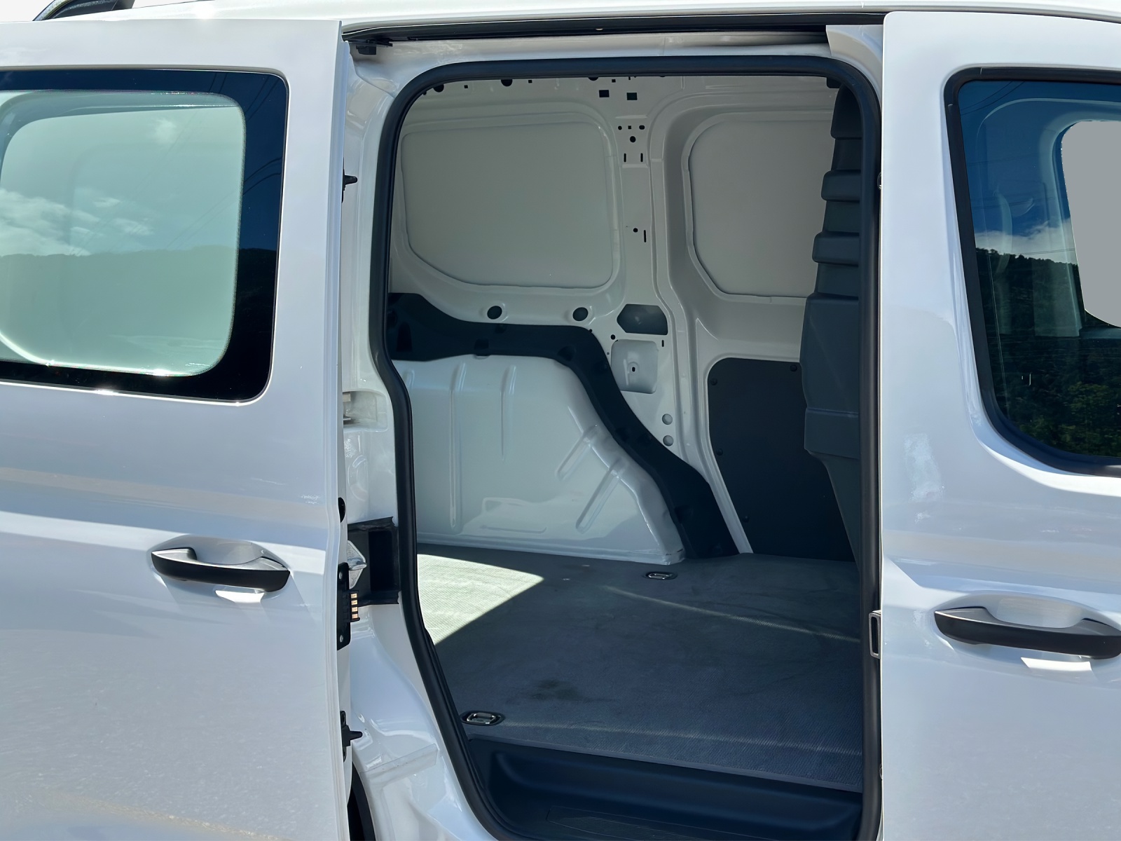VW Caddy Cargo 2.0TDI 4Motion-image-11