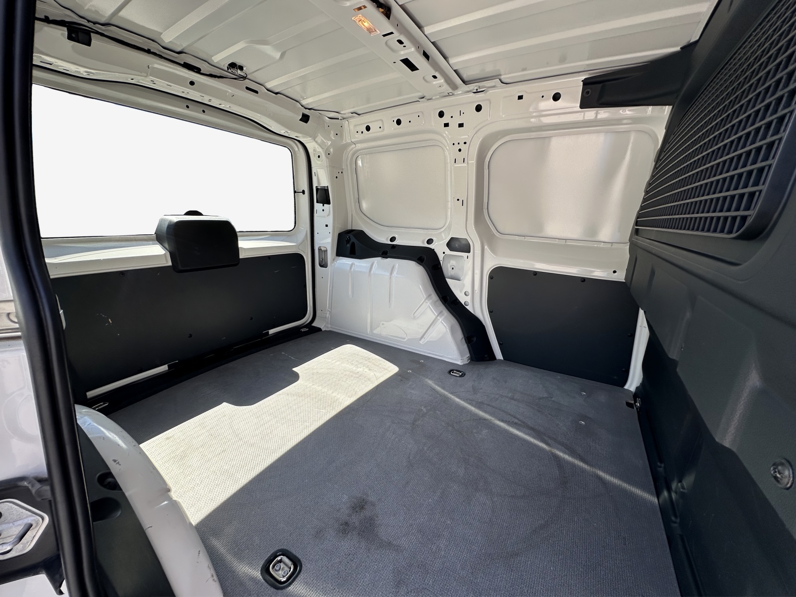 VW Caddy Cargo 2.0TDI 4Motion-image-14