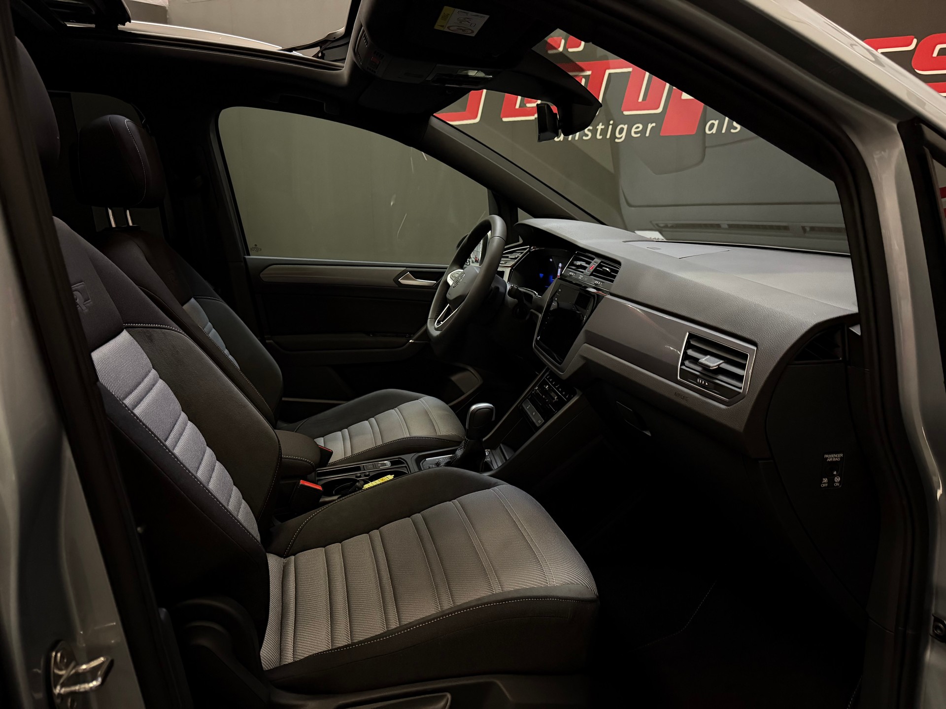 VW Touran 1.5 TSI EVO R-Line DSG Panorama-image-14