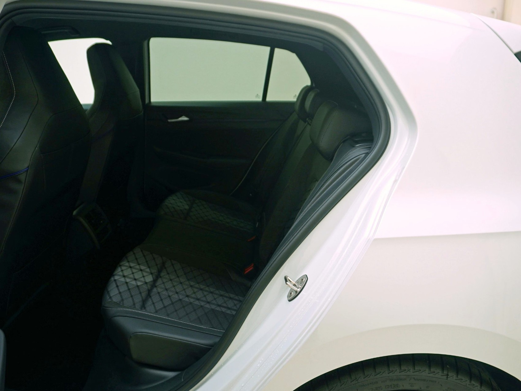 VW Golf VIII 1.5 eTSI R-Line DSG-image-13