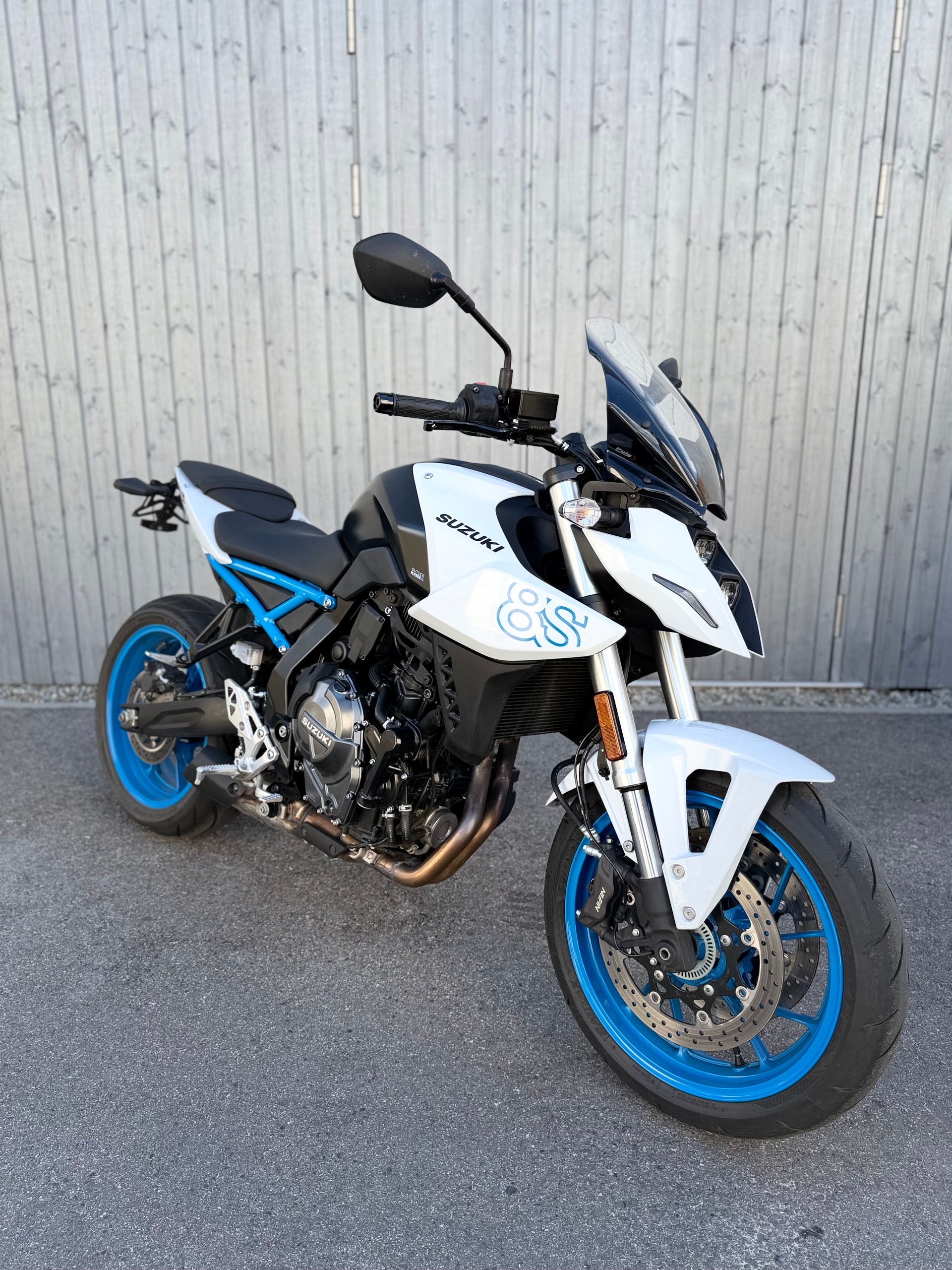 SUZUKI GSX 8 S-showroom-element-1