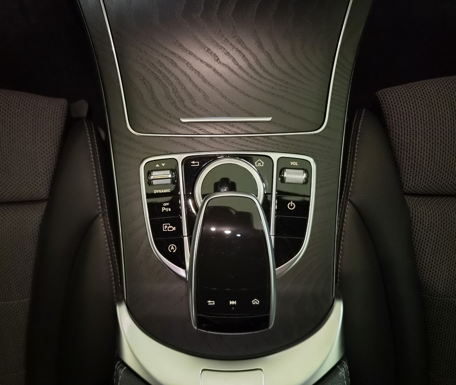 MERCEDES-BENZ C 220 d Swiss Star AMG Line 4M 9G-Tronic-image-18